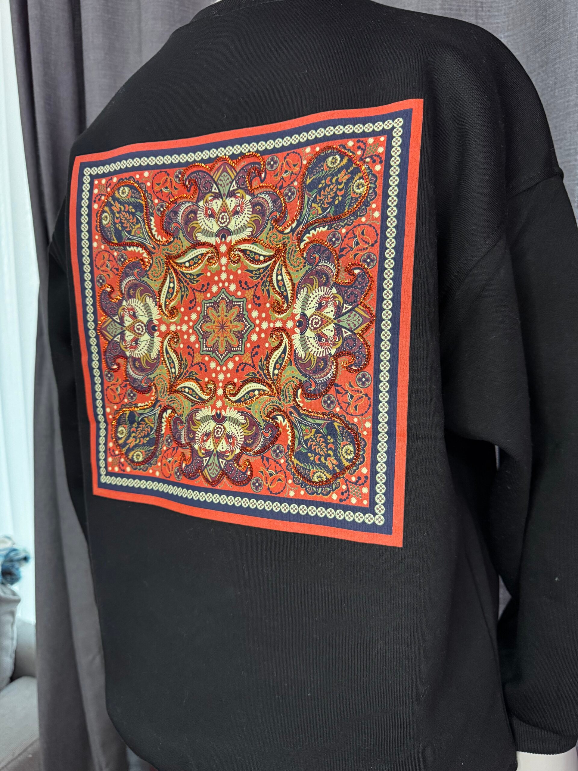 Premium Arkası Desenli  Pul Detay Kazak