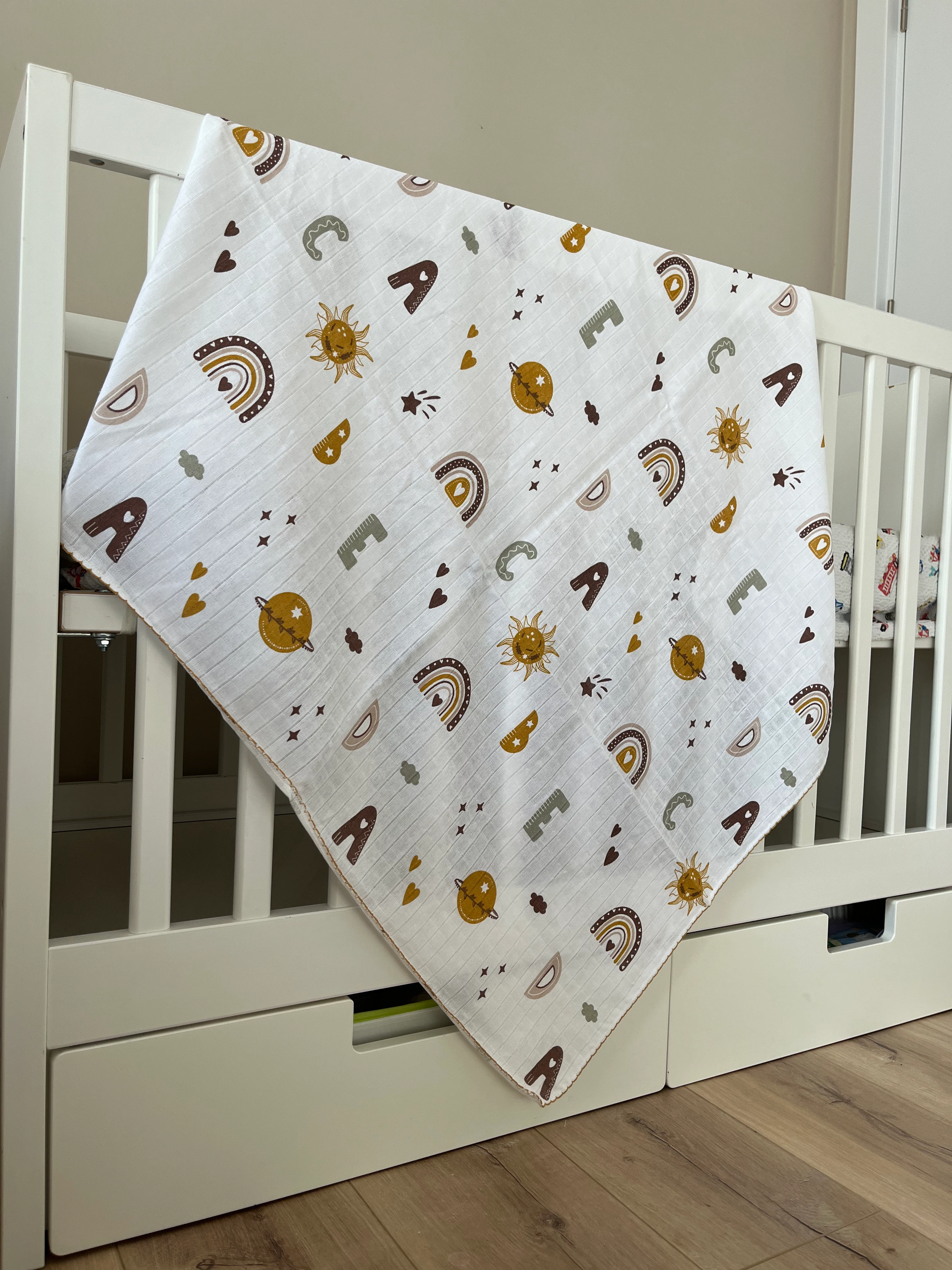 Minika Çok Amaçlı Müslin Örtü Harfler 80 x 90 Cm