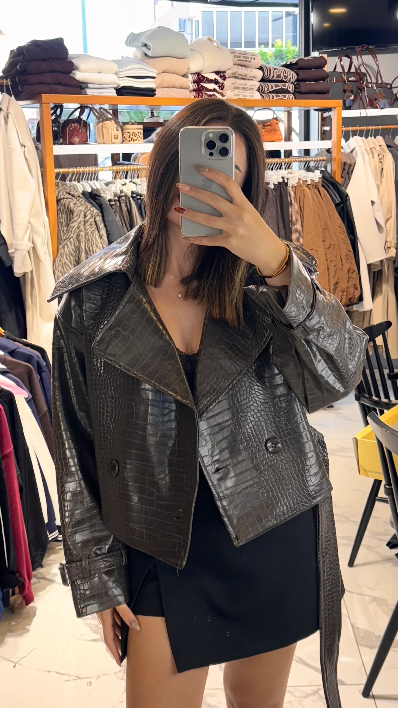 Desenli Parlak Deri Trenç 