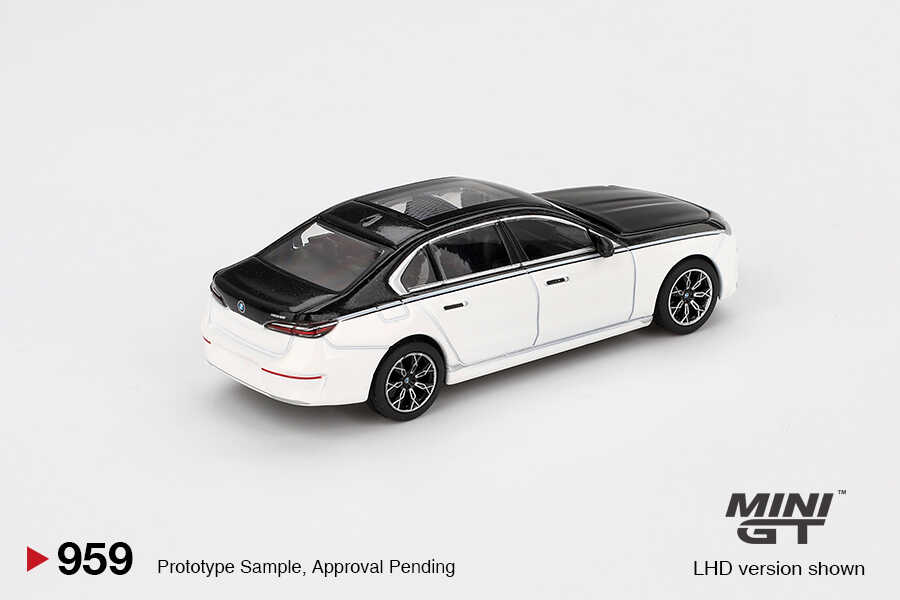 Mini GT 1/64 BMW i7 xDrive60 Alpine White / Black Sapphire MGT00959