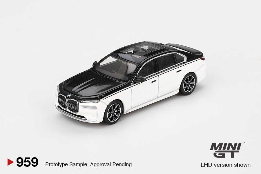 Mini GT 1/64 BMW i7 xDrive60 Alpine White / Black Sapphire MGT00959
