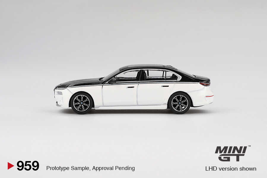 Mini GT 1/64 BMW i7 xDrive60 Alpine White / Black Sapphire MGT00959