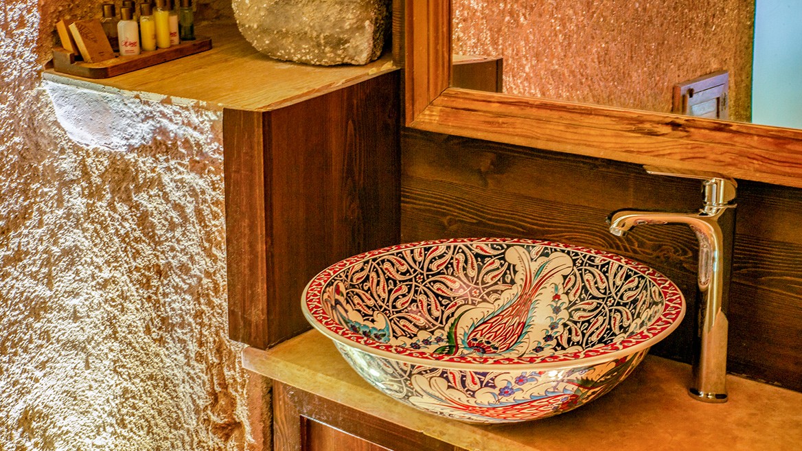 Handmade Ceramic Basin: An Artistic Touch to Your Bathroom