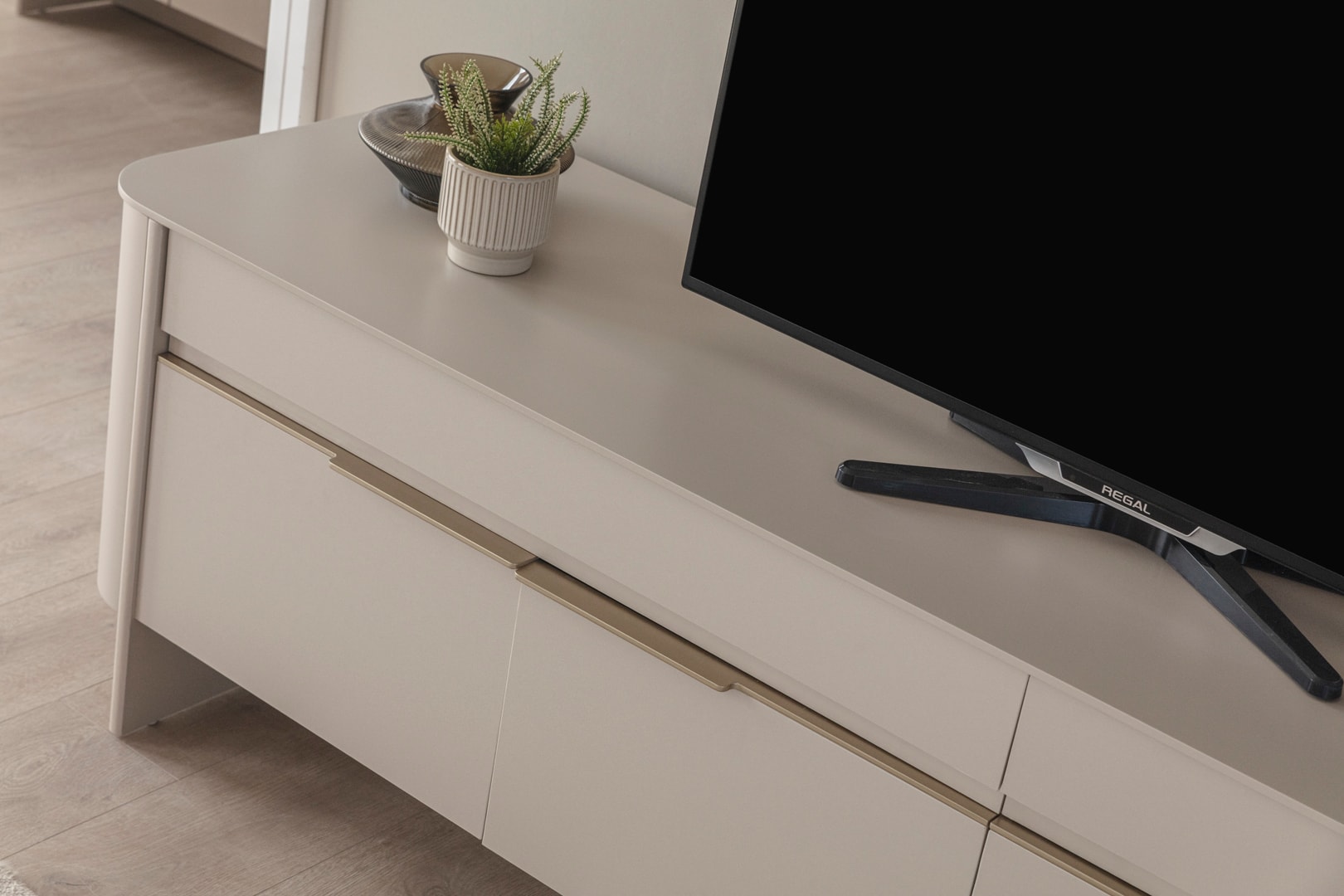 Momoo Gezgin Tv Ünitesi
