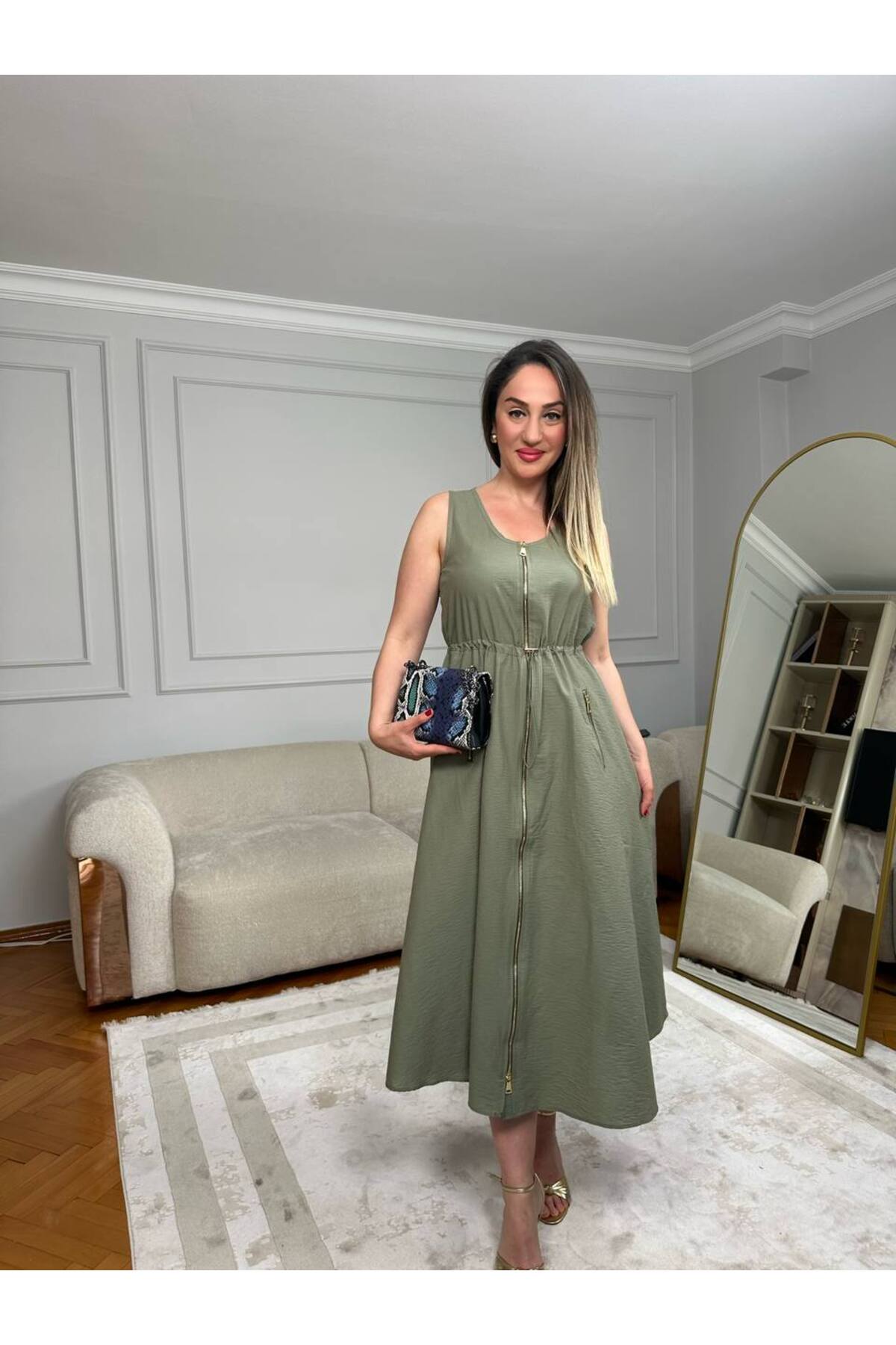 Tasarım Kadın Siyah Bel Büzgülü Gold Fermuarlı Kolsuz Elbise