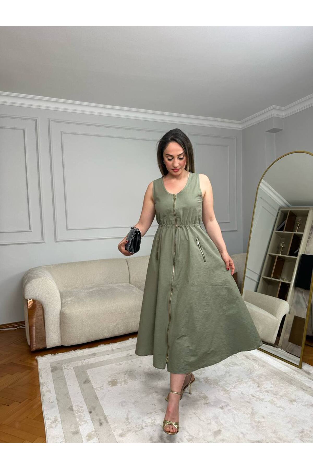 Tasarım Kadın Siyah Bel Büzgülü Gold Fermuarlı Kolsuz Elbise