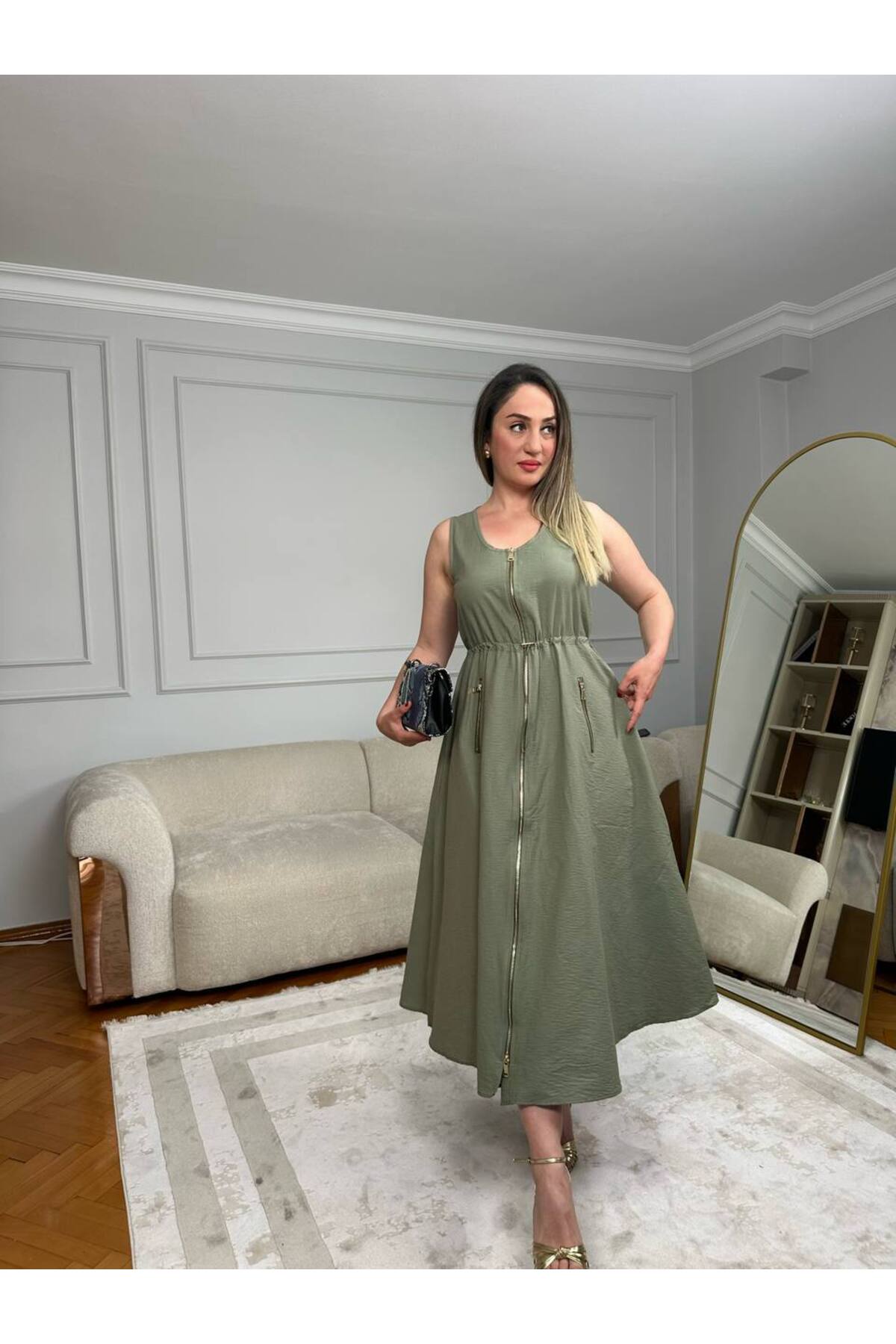 Tasarım Kadın Siyah Bel Büzgülü Gold Fermuarlı Kolsuz Elbise