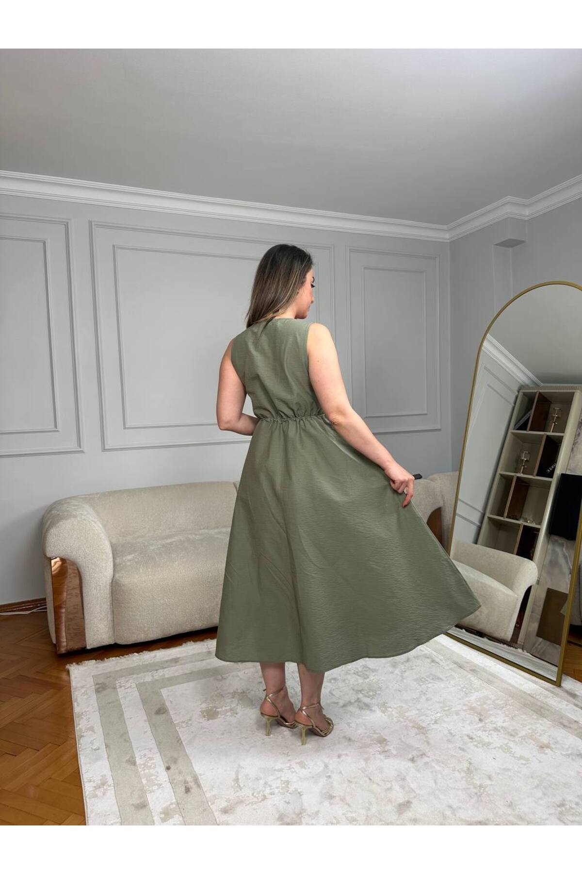 Tasarım Kadın Siyah Bel Büzgülü Gold Fermuarlı Kolsuz Elbise