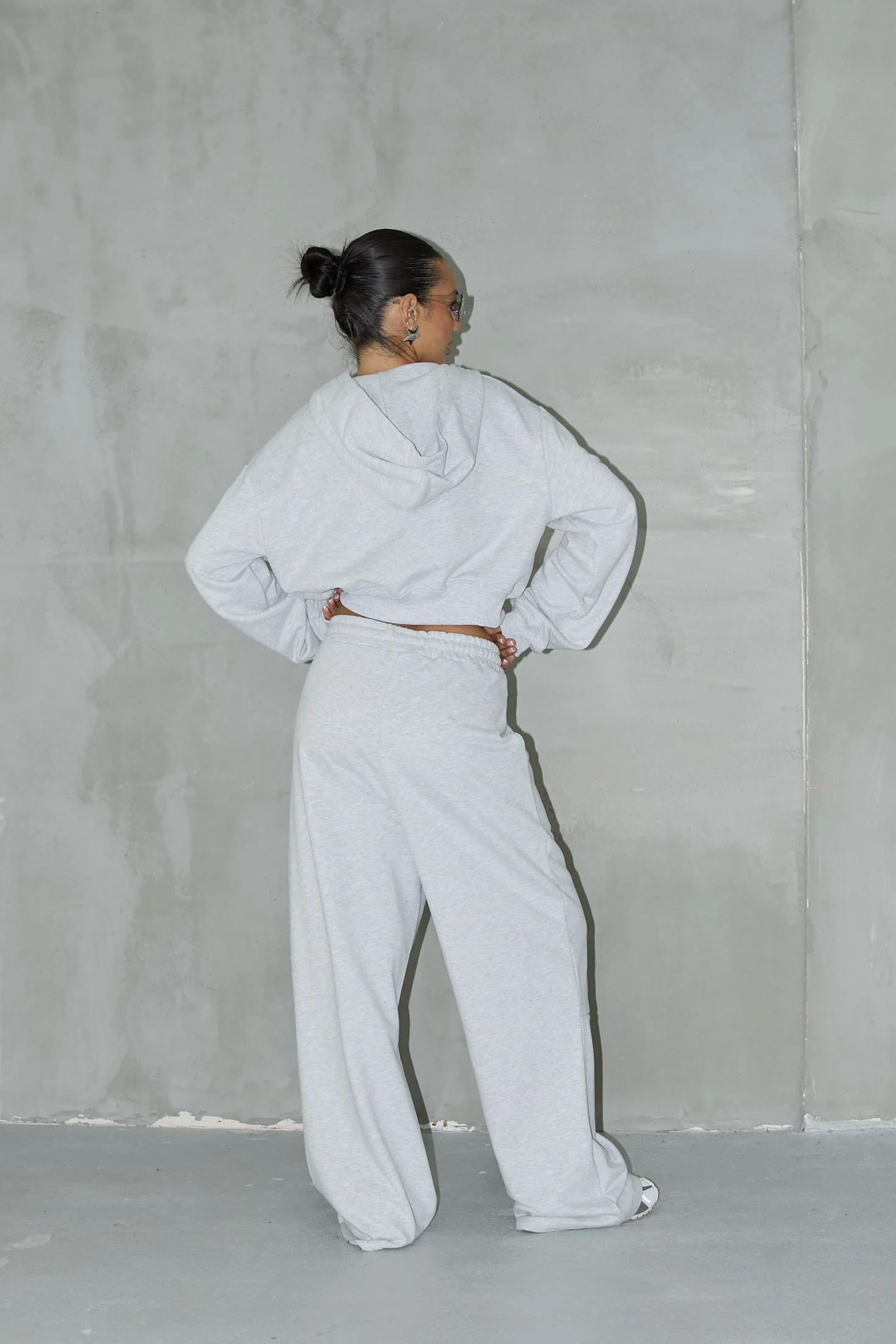 Kısa Kapüşonlu Sweatshirt Ve Geniş Paça Eşofman Pantolon Takım