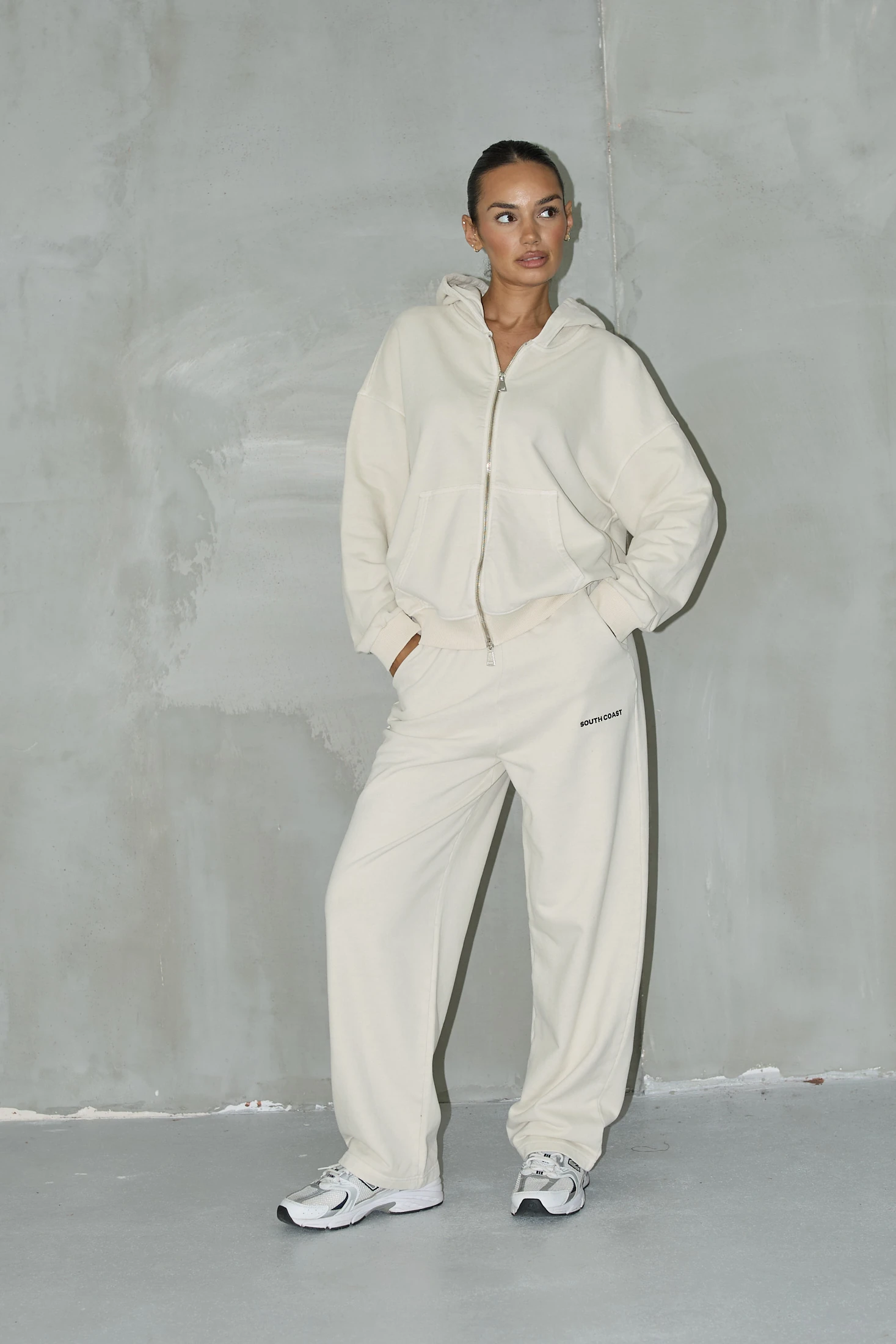 Fermuarlı Kapüşonlu Sweatshirt Ve İnce Kemerli Eşofman Pantolon Takım - Ekru