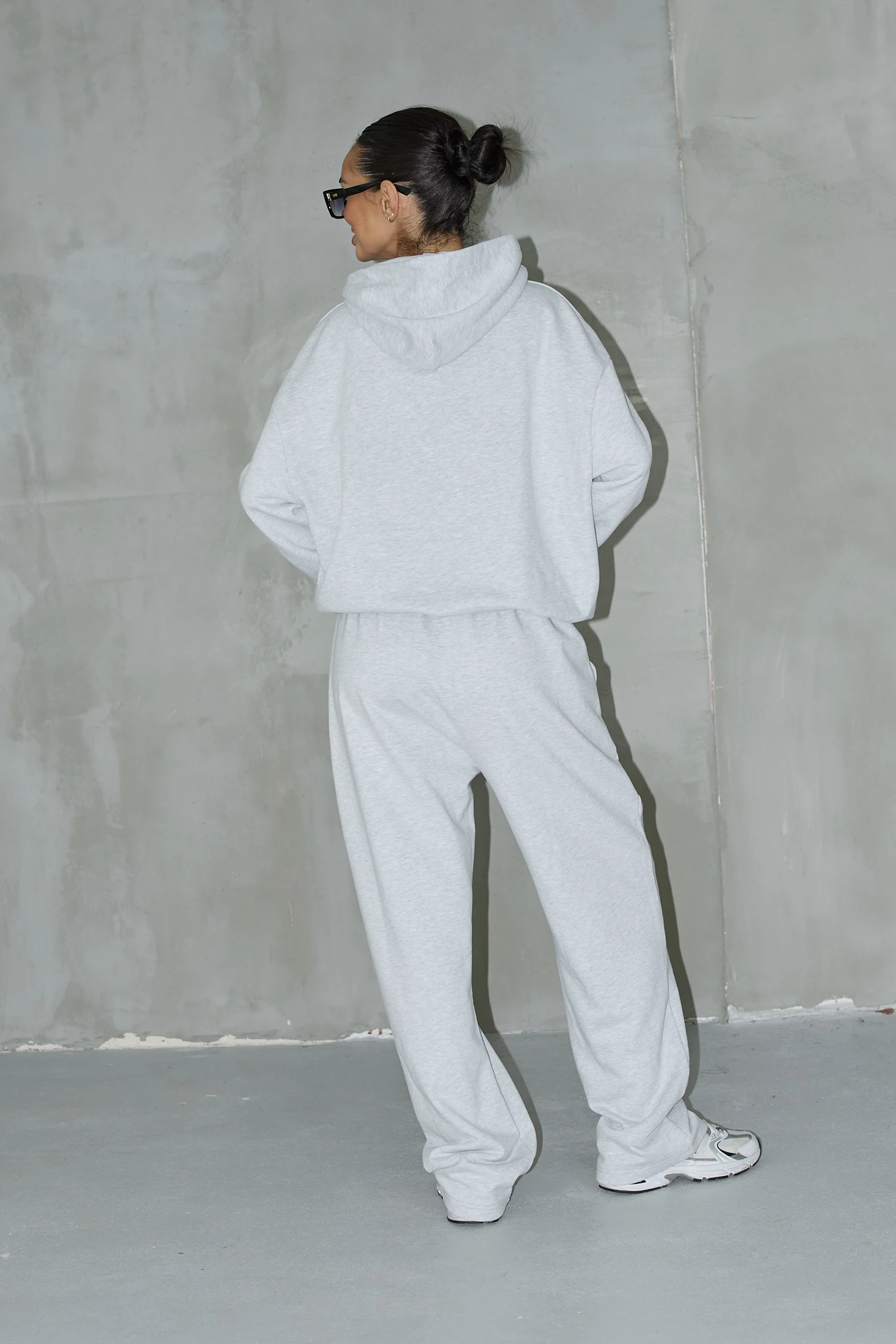 Kapüşonlu Sweatshirt Ve İnce Kemerli Eşofman Pantolon Takım