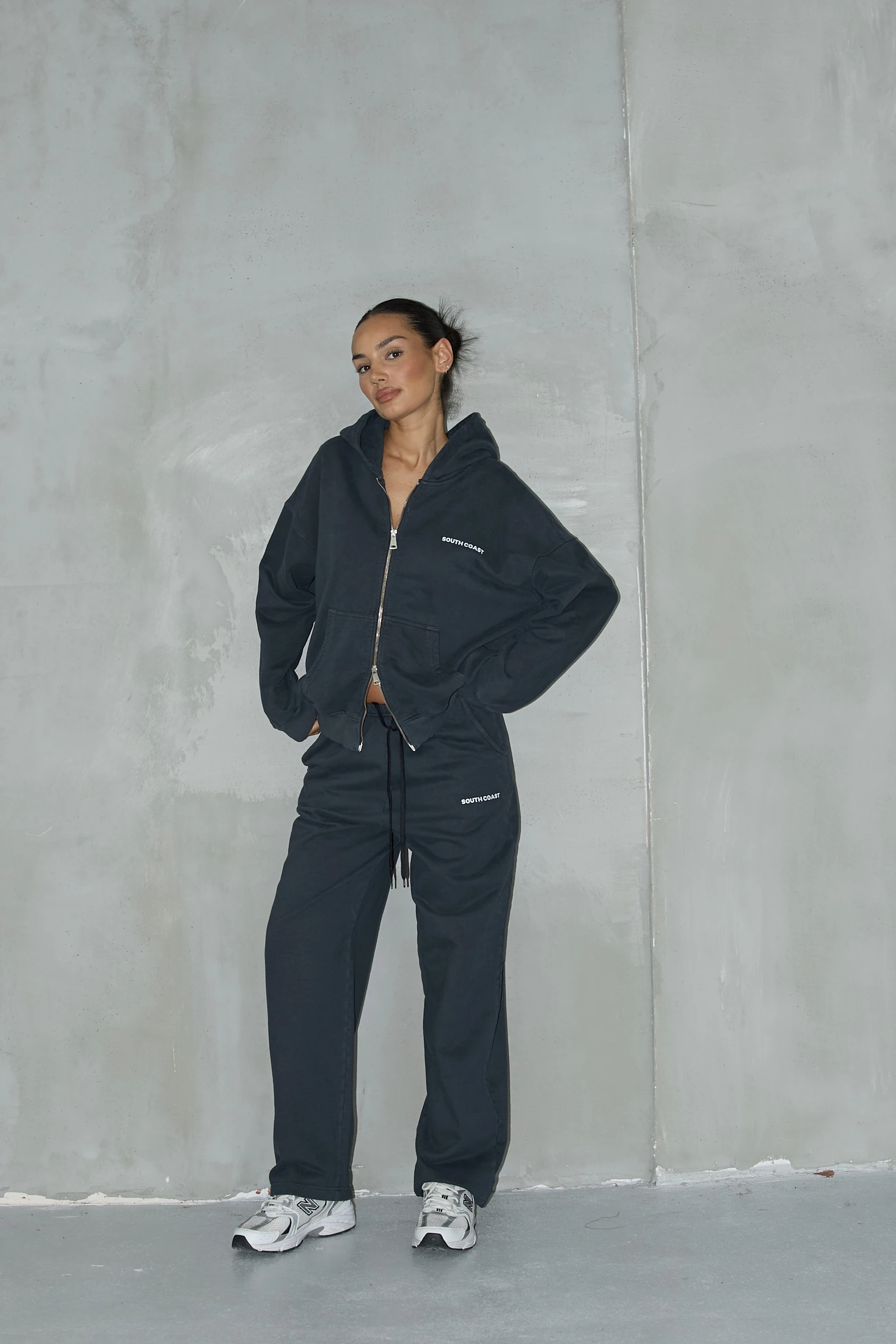 Fermuarlı Kapüşonlu Sweatshirt Ve İnce Kemerli Eşofman Pantolon Takım - Siyah