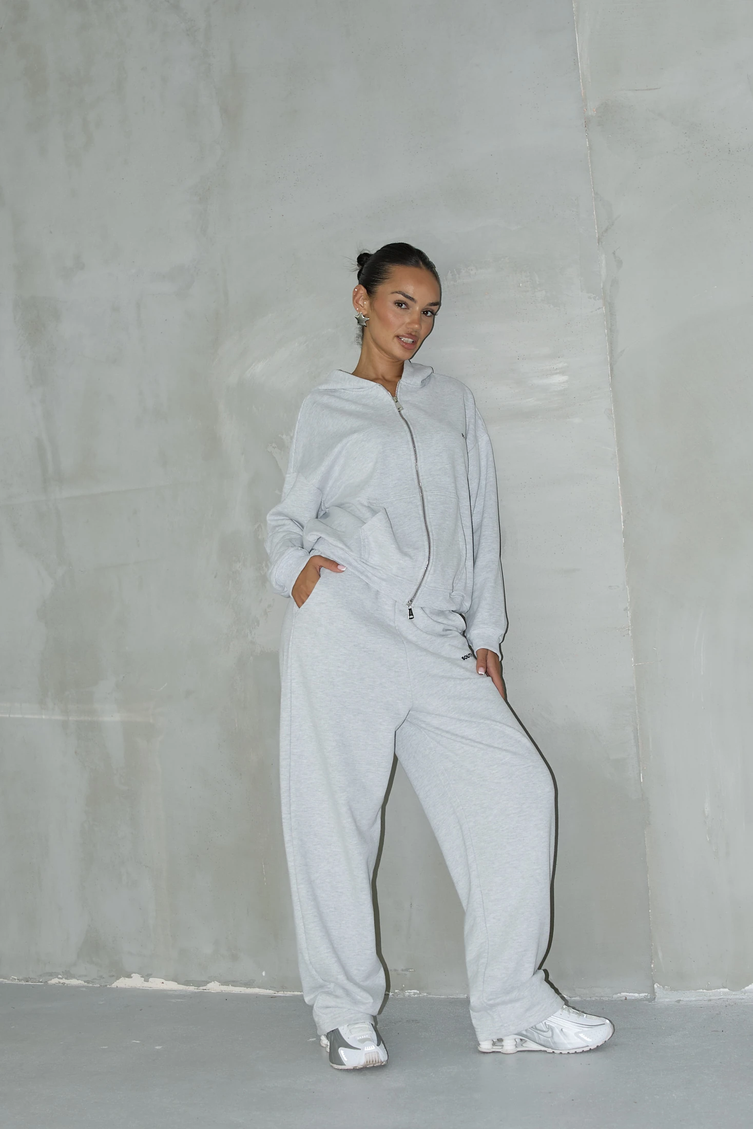 Fermuarlı Kapüşonlu Sweatshirt Ve İnce Kemerli Eşofman Pantolon Takım - Açık Gri