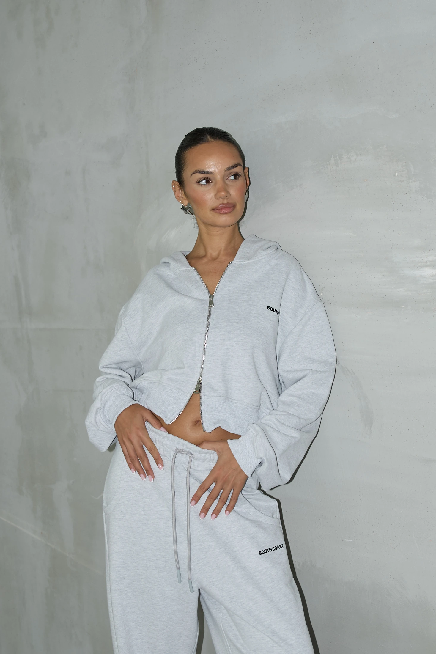 Kısa Kapüşonlu Sweatshirt Ve Geniş Paça Eşofman Pantolon Takım