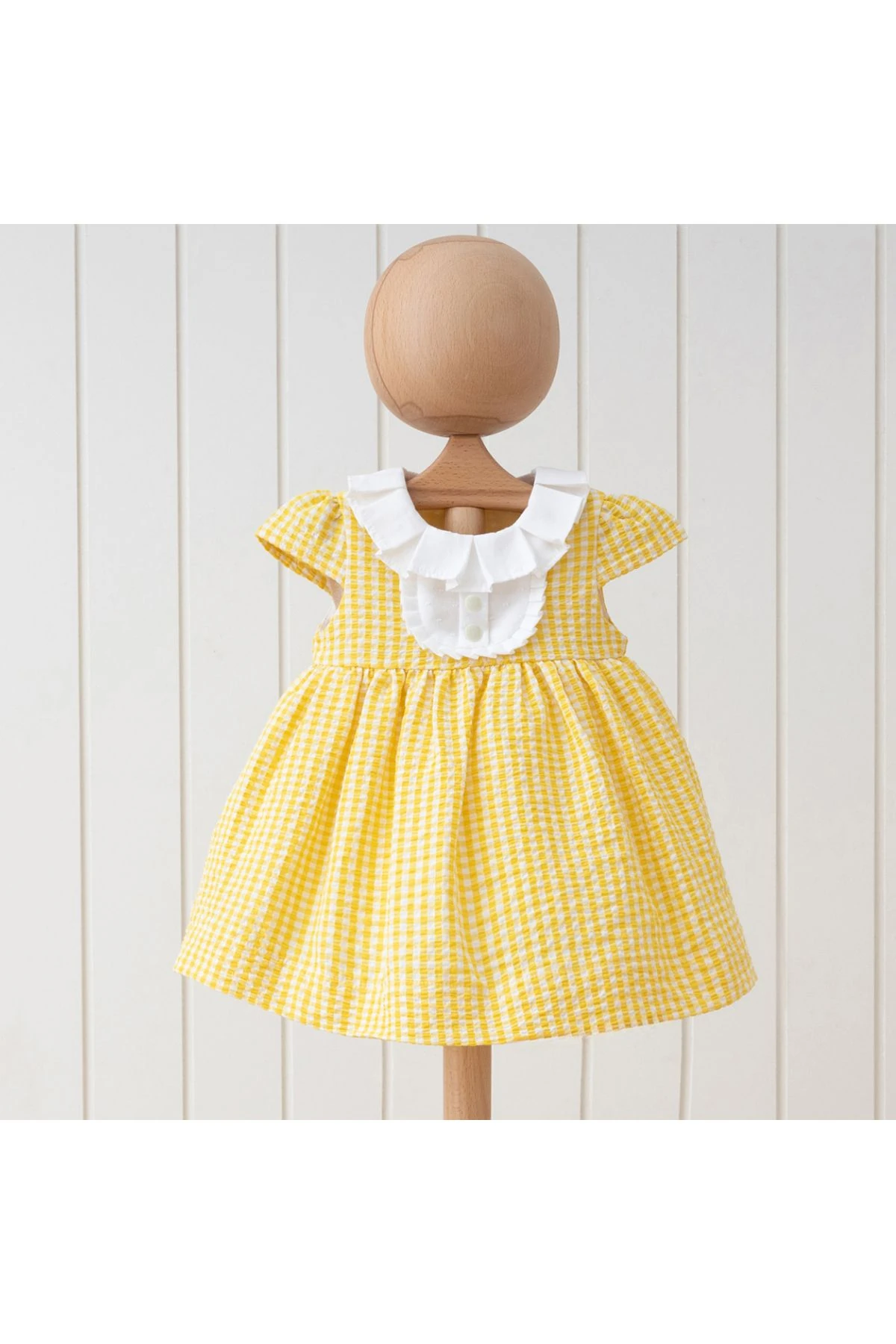Zarafetin Minik Temsilcisi Sarı Ekose Desenli ve Volanlı Yaka Kız Bebek Elbisesi