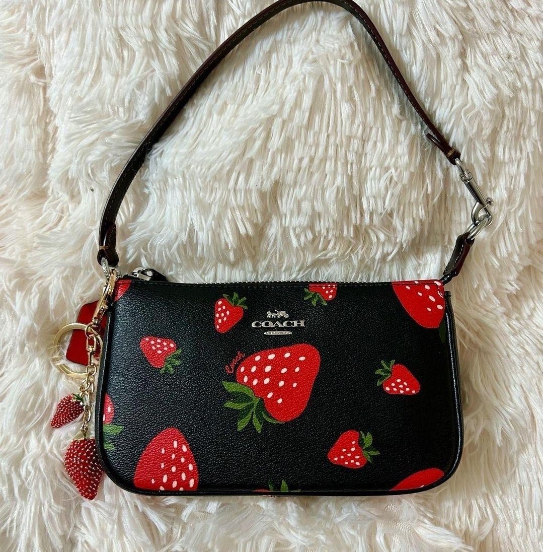 strawberry siyah charmlı çanta
