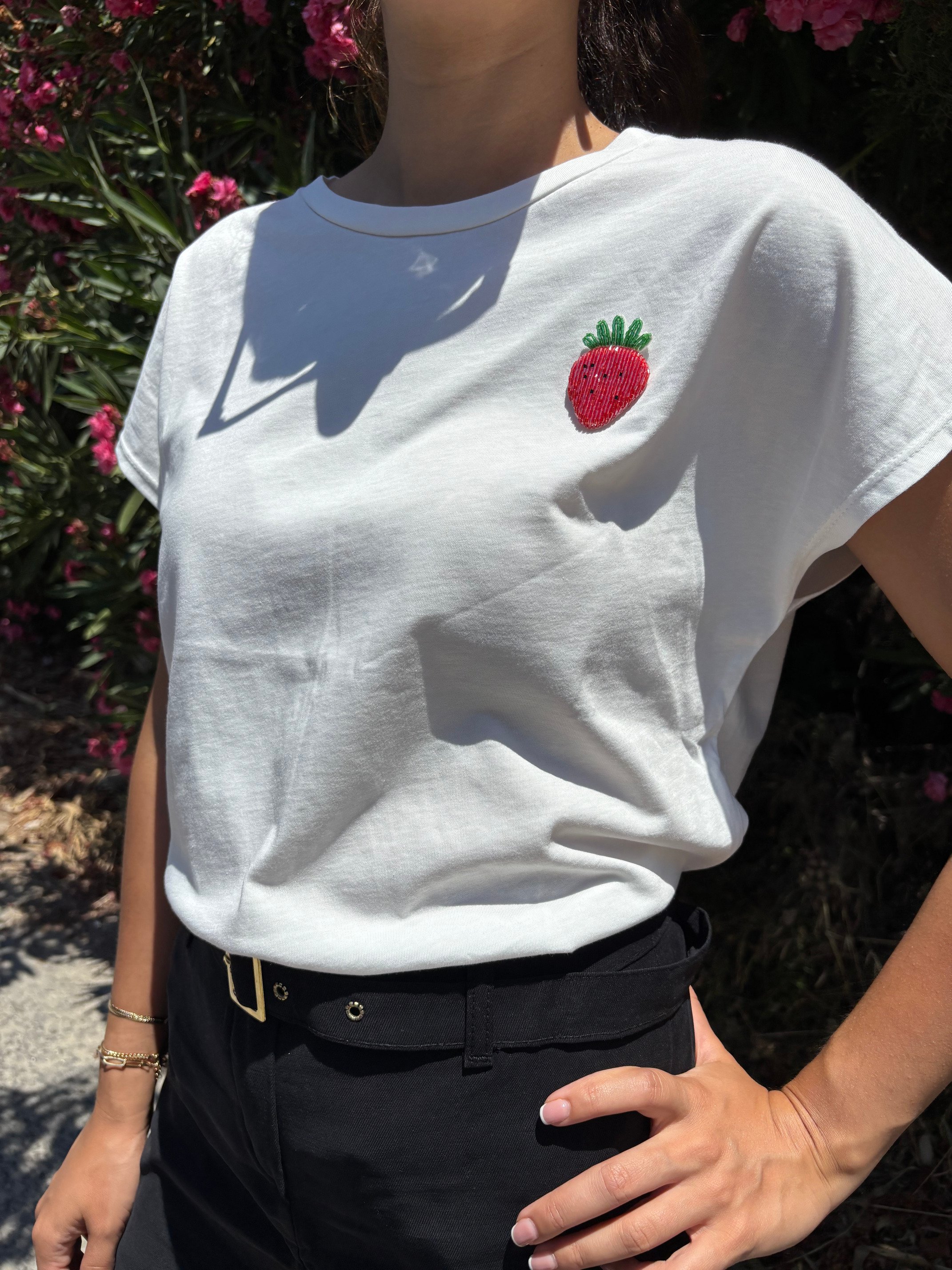 Tek Çilekli Boncuklu Tshirt