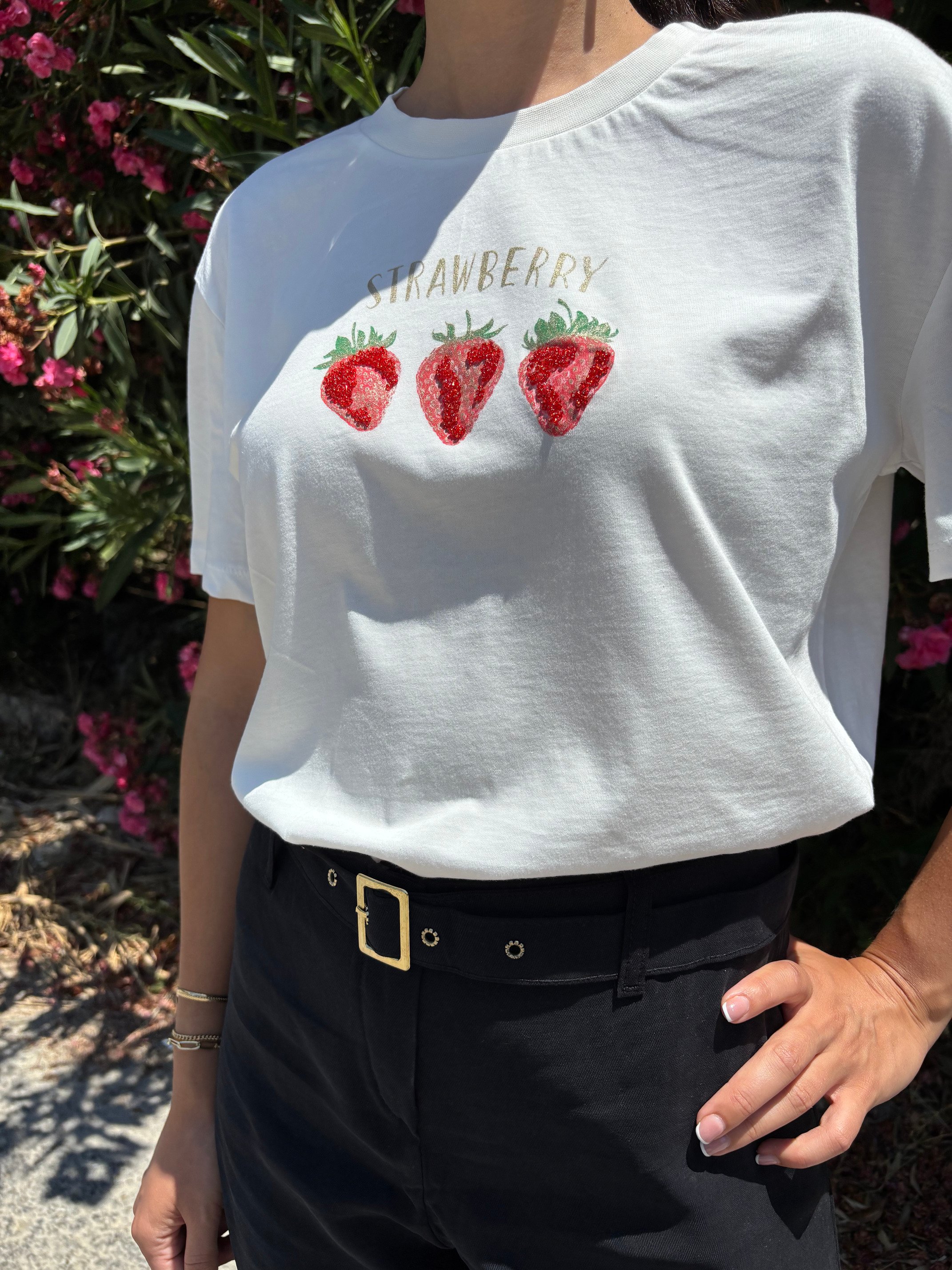Üç Çilekli Boncuklu Tshirt