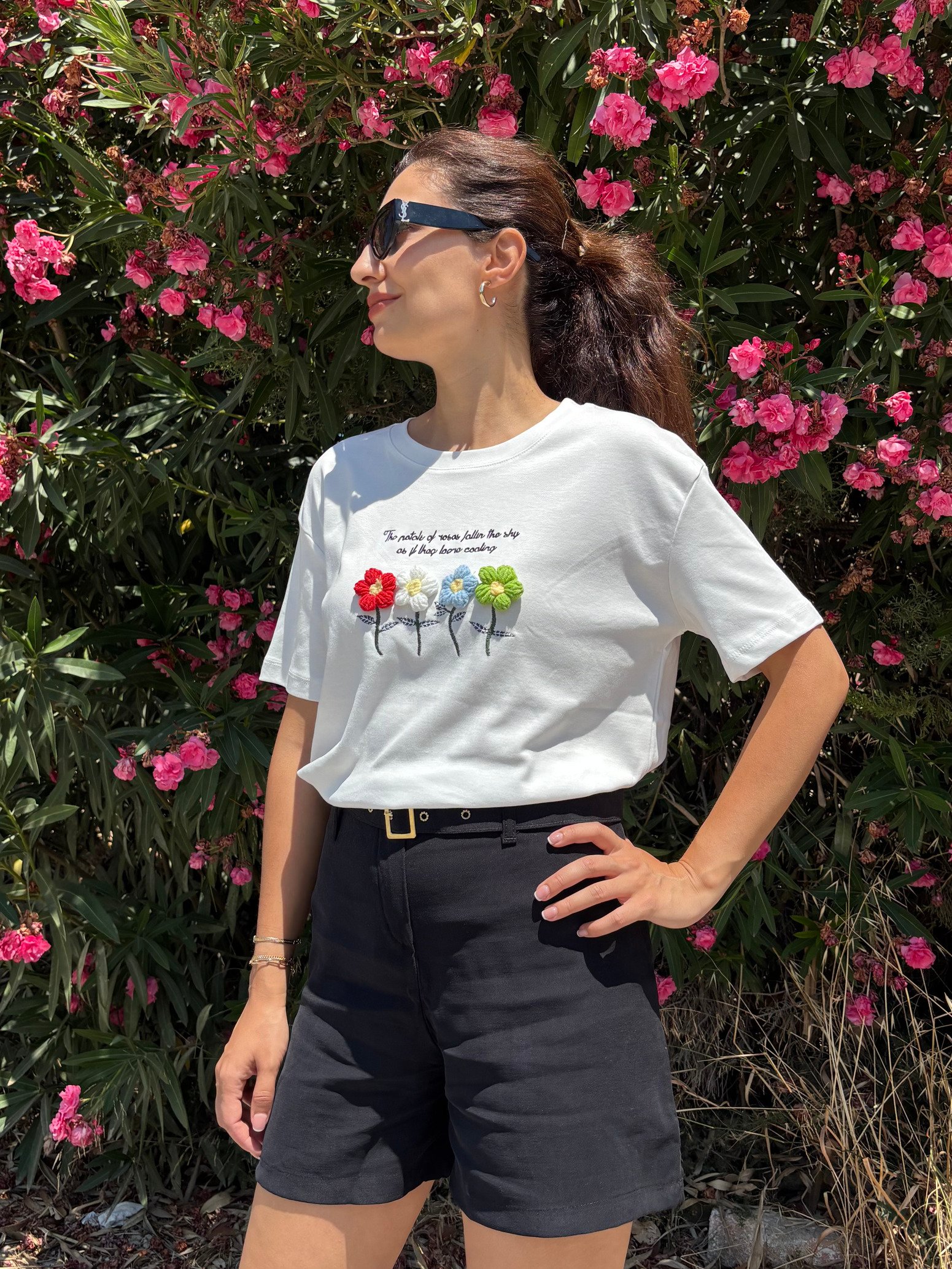 Çiçek Nakışlı Tshirt