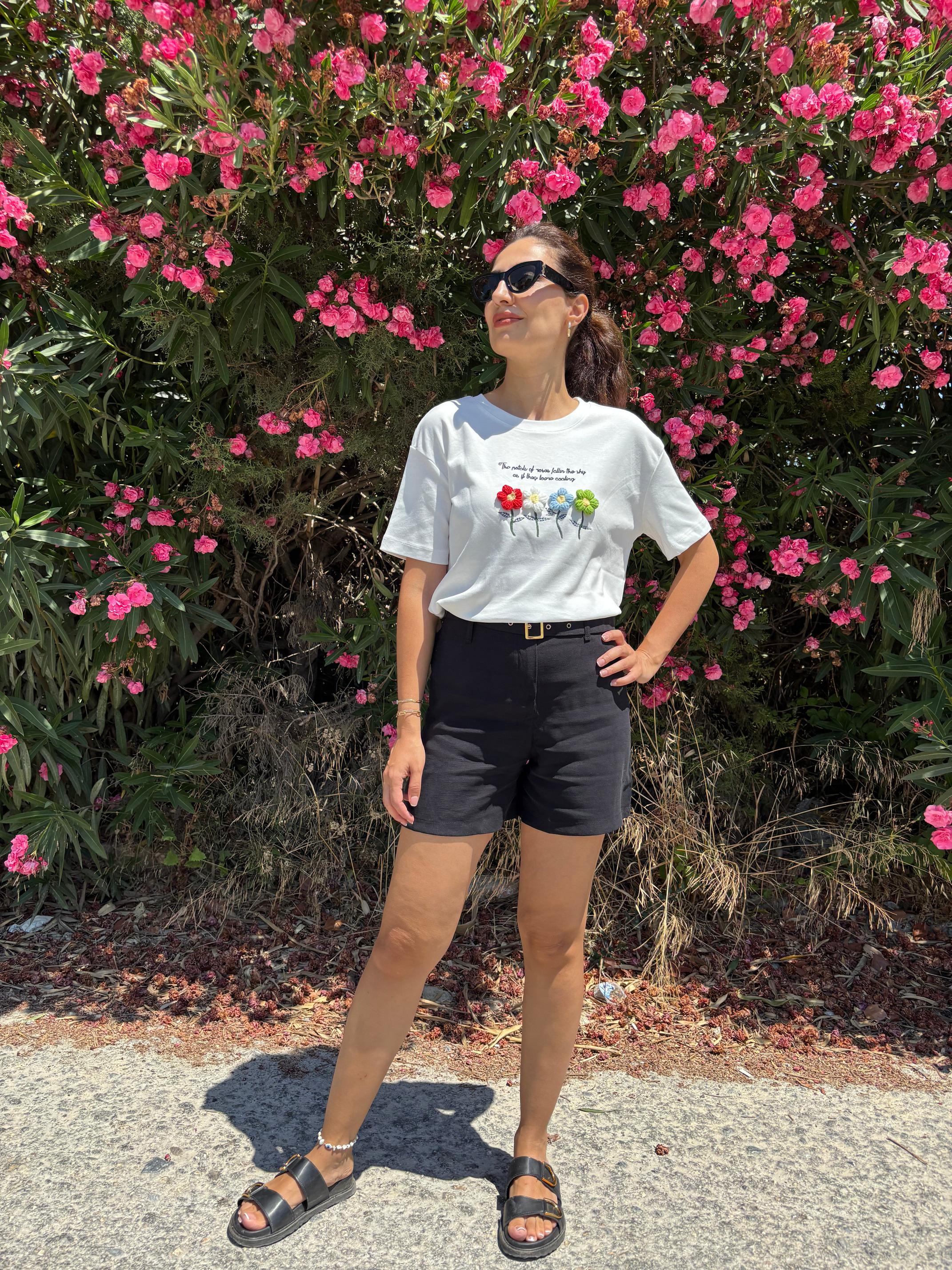Çiçek Nakışlı Tshirt