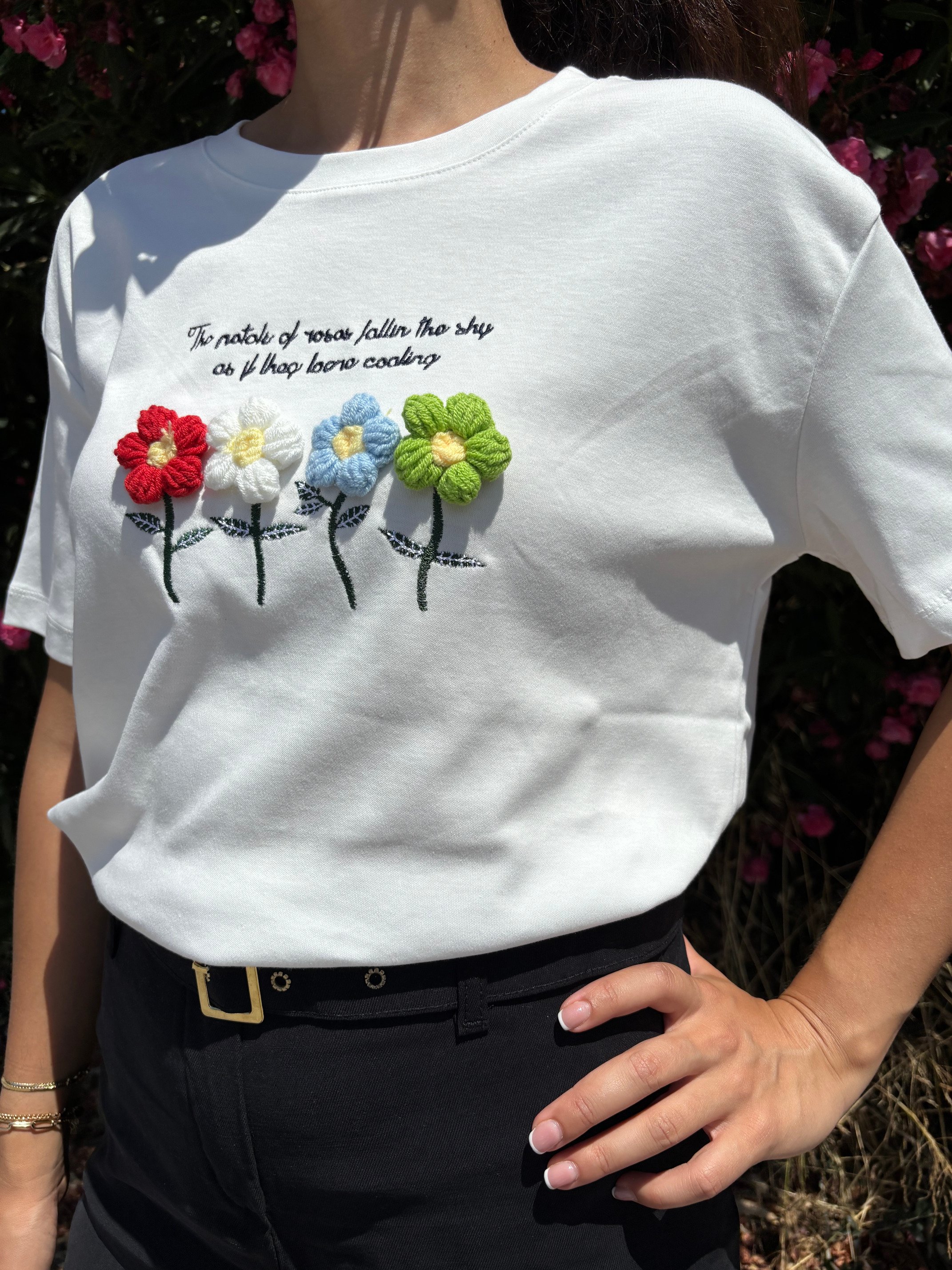Çiçek Nakışlı Tshirt