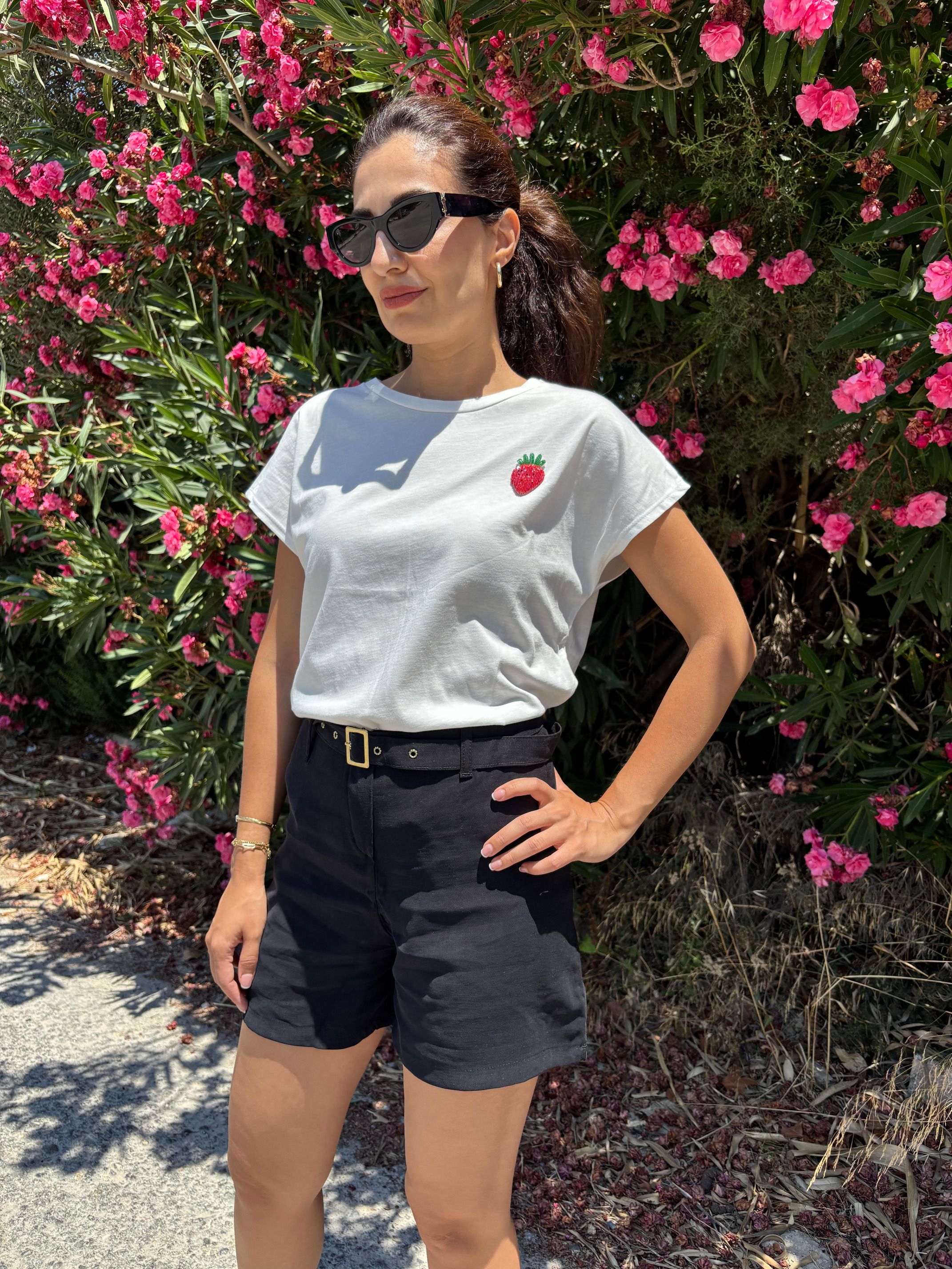 Tek Çilekli Boncuklu Tshirt