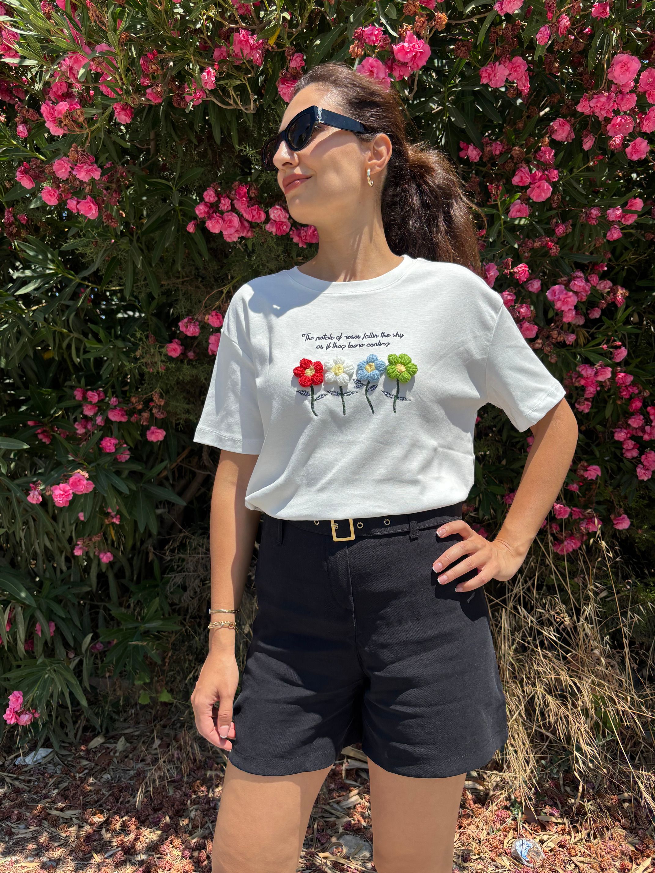 Çiçek Nakışlı Tshirt