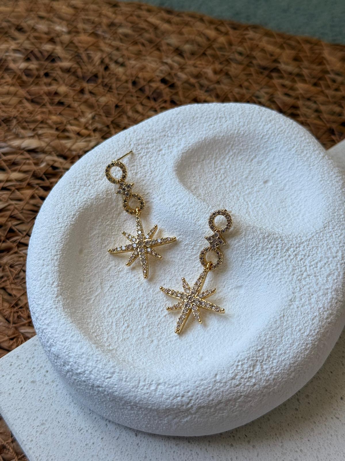 Özel Tasarım Zirkon Taşlı Kutup Yıldızlı Sallantılı Küpe 1060