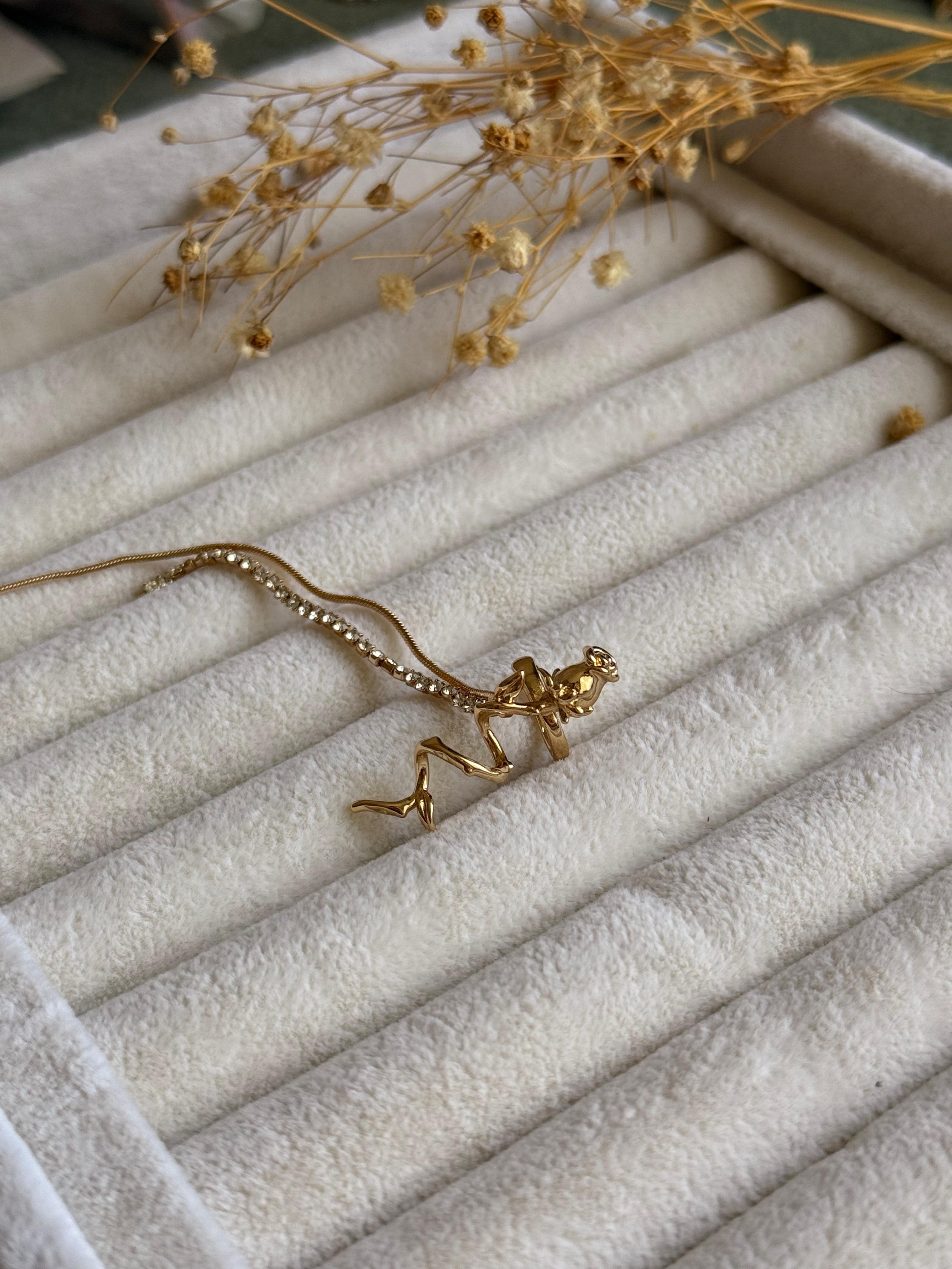 Gold Su Yolu Sallantılı Gül Detay Kıkırdak Küpe 638