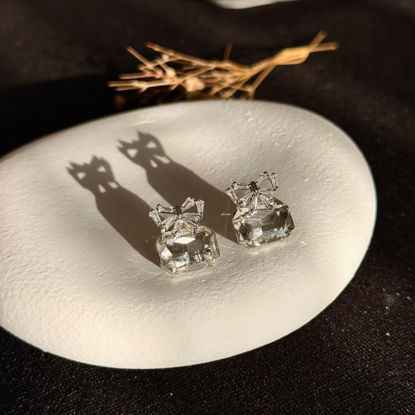Baget Taşlı Fiyonk Detaylı Silver Küpe 790
