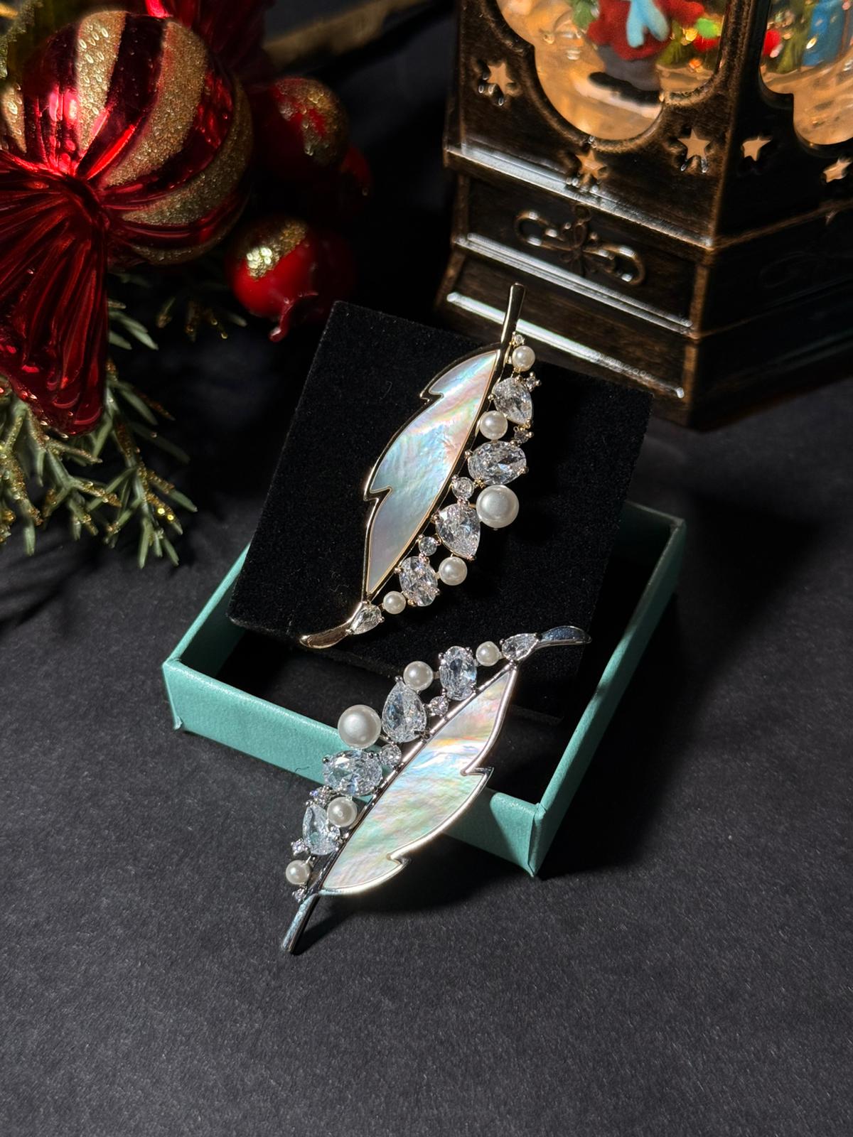 Zirkon Taşlı İncili Yaprak Broş 1275