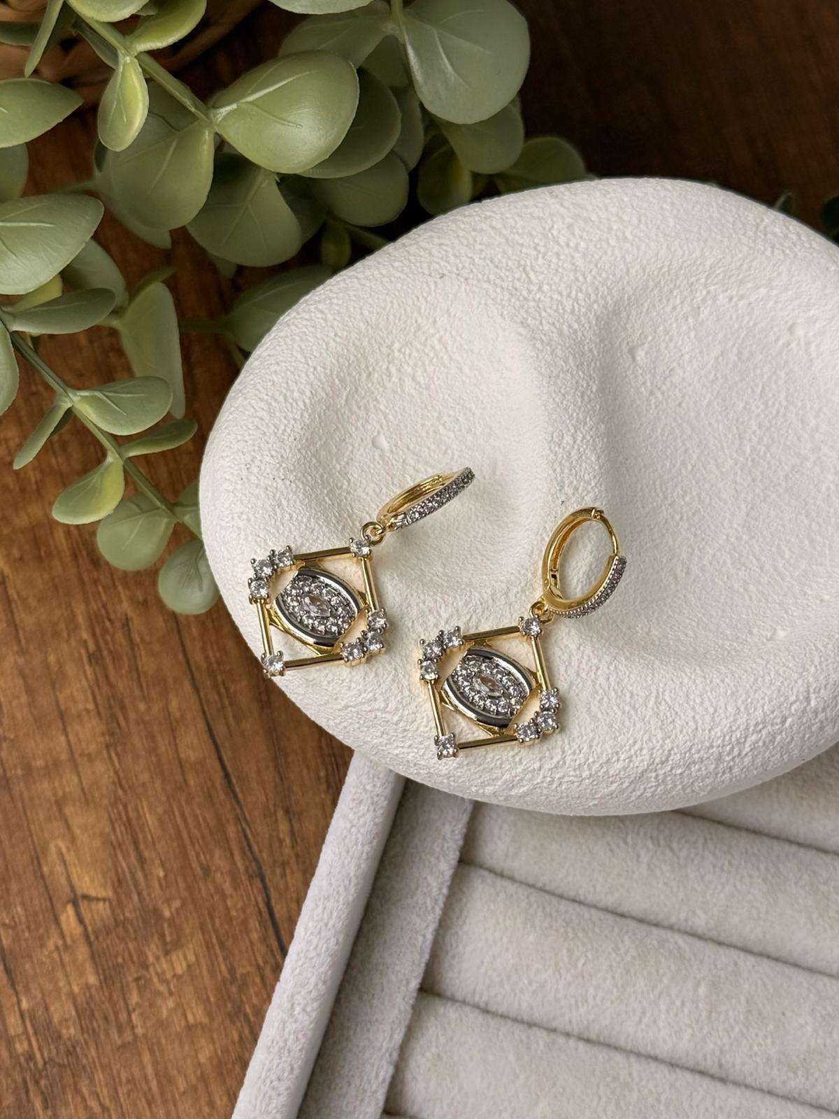 Zirkon Taşlı Çift Renk Göz Detaylı Küpe 1295