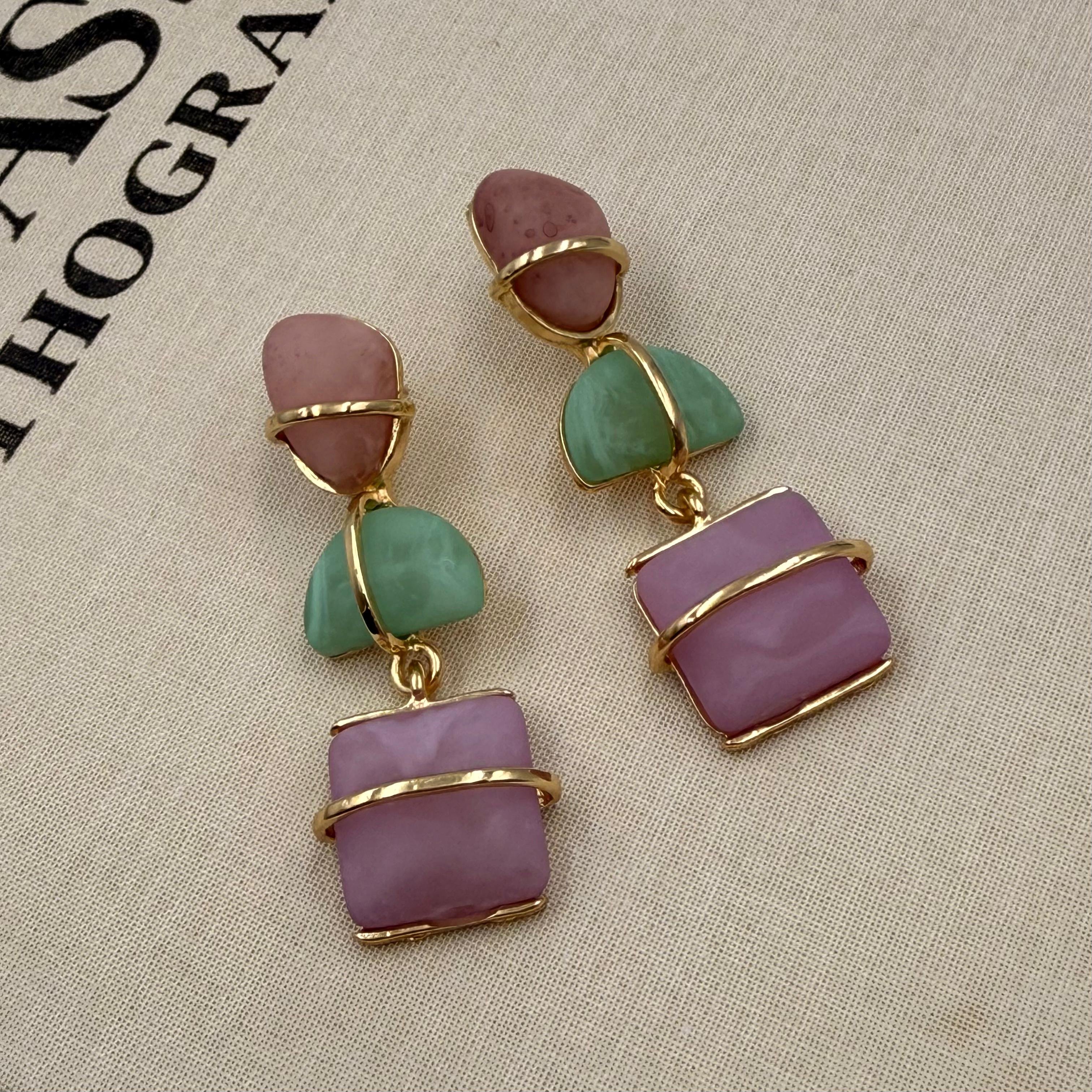 ZR MODEL LİLA DETAY  SALLANTILI KÜPE 554
