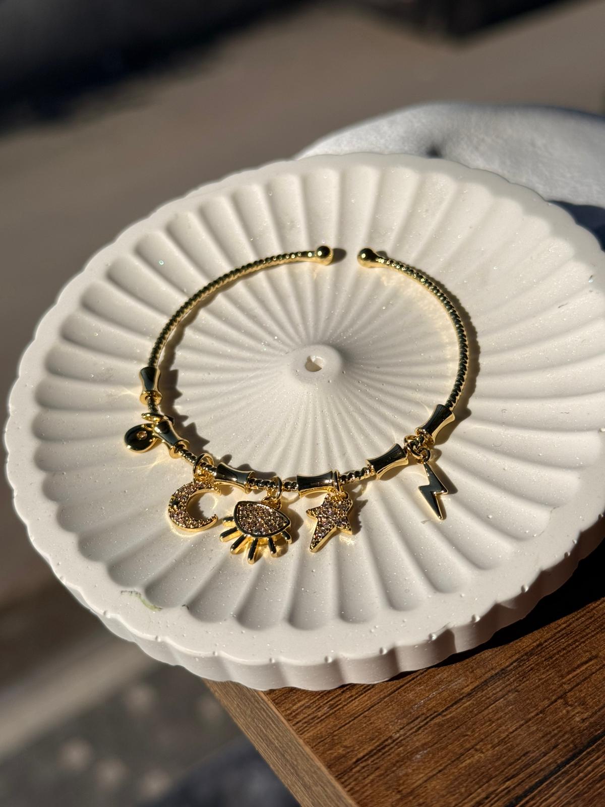 Özel Seri Sallantılı Zirkon Taşlı Charmlı Güneş Ay Yıldız Şimşek Kelepçe Bileklik 1233