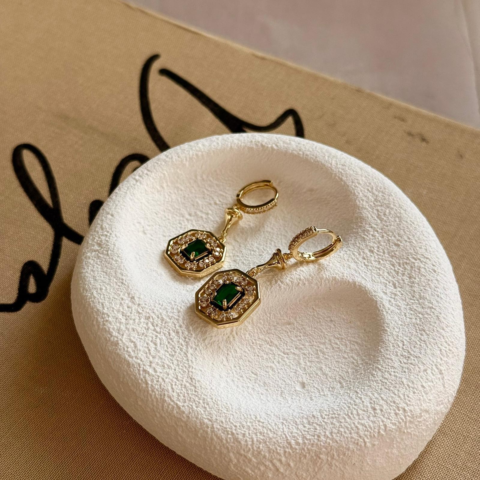 Yeşil Baget Taşlı Sallantılı Gold Çelik Küpe 782