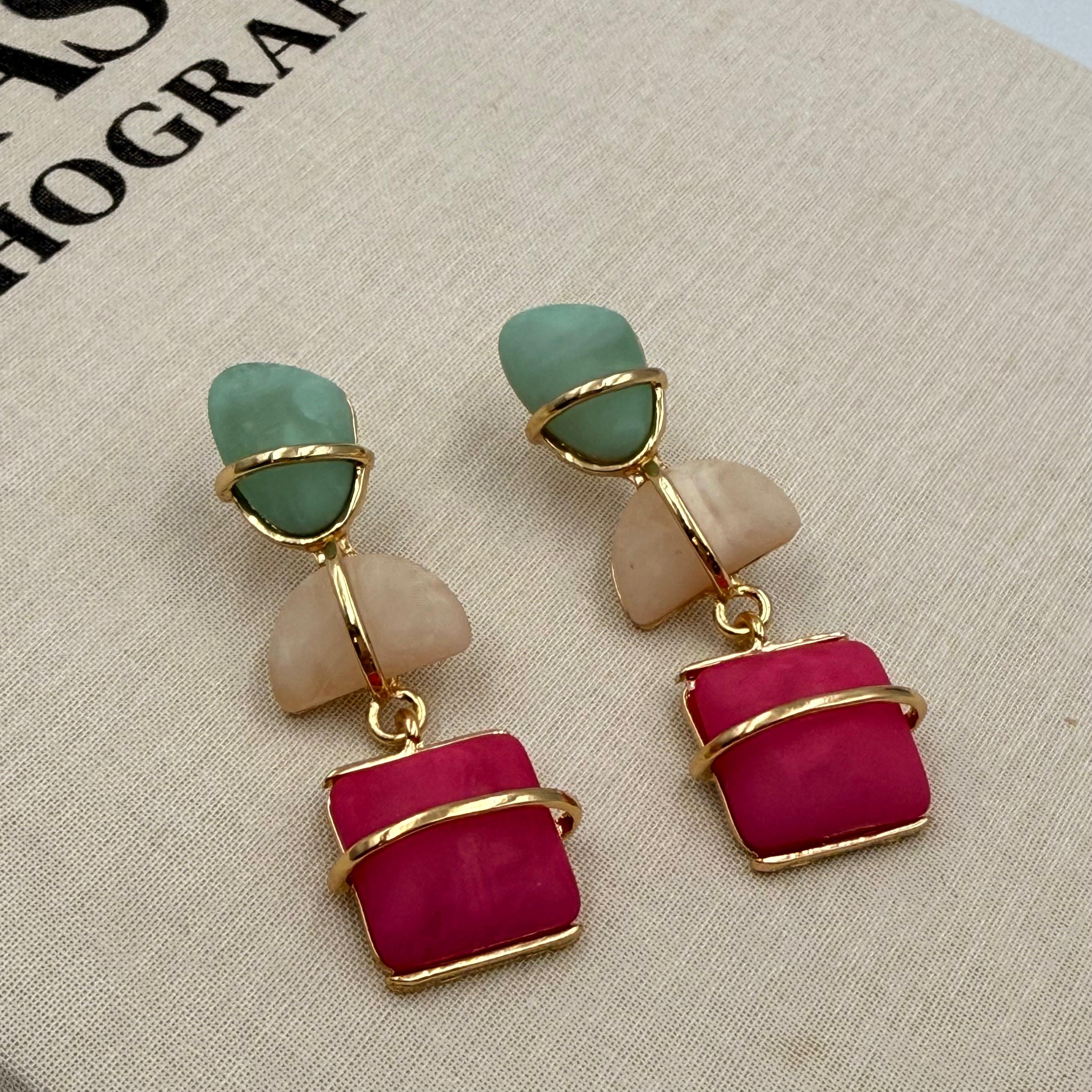 ZR MODEL KREM PEMBE DETAY SALLANTILI KÜPE 561