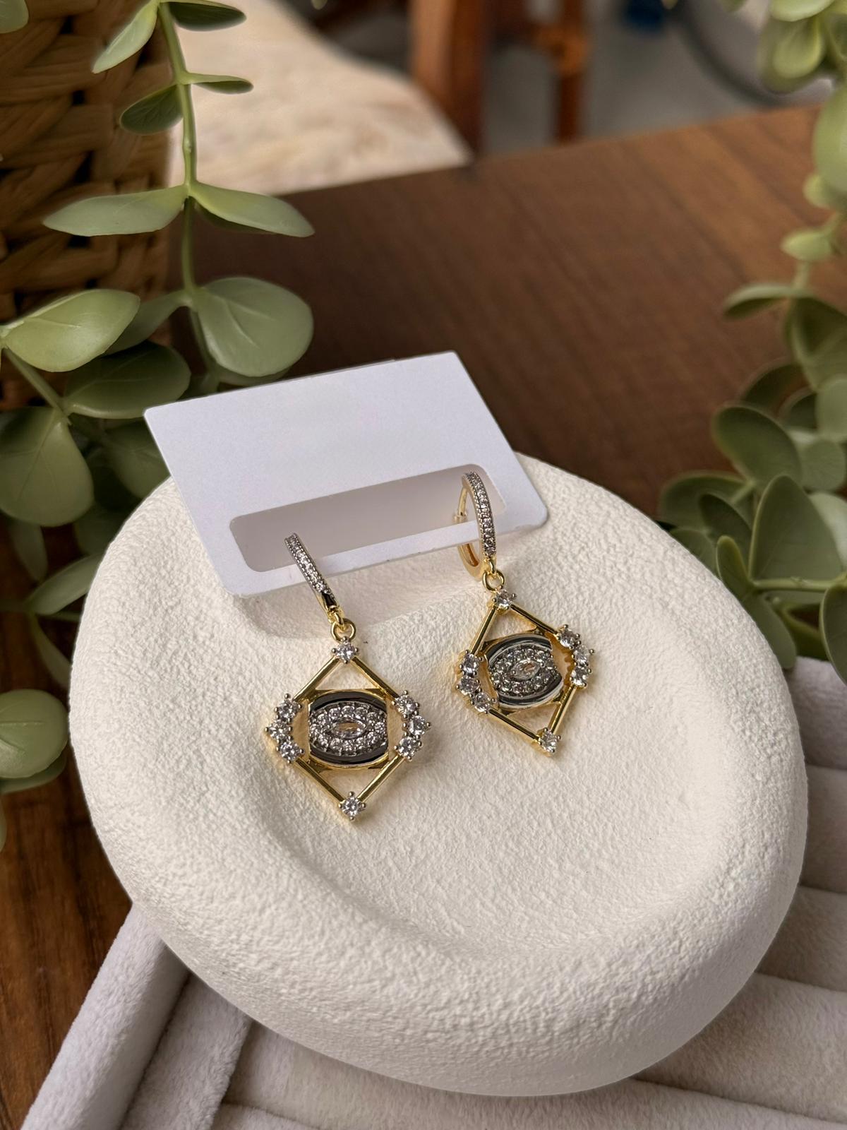 Zirkon Taşlı Çift Renk Göz Detaylı Küpe 1295