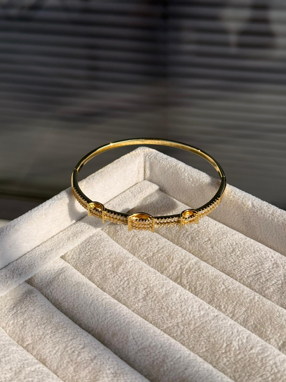 Xuping Kemer Model Zirkon Taşlı Kelepçe 1338