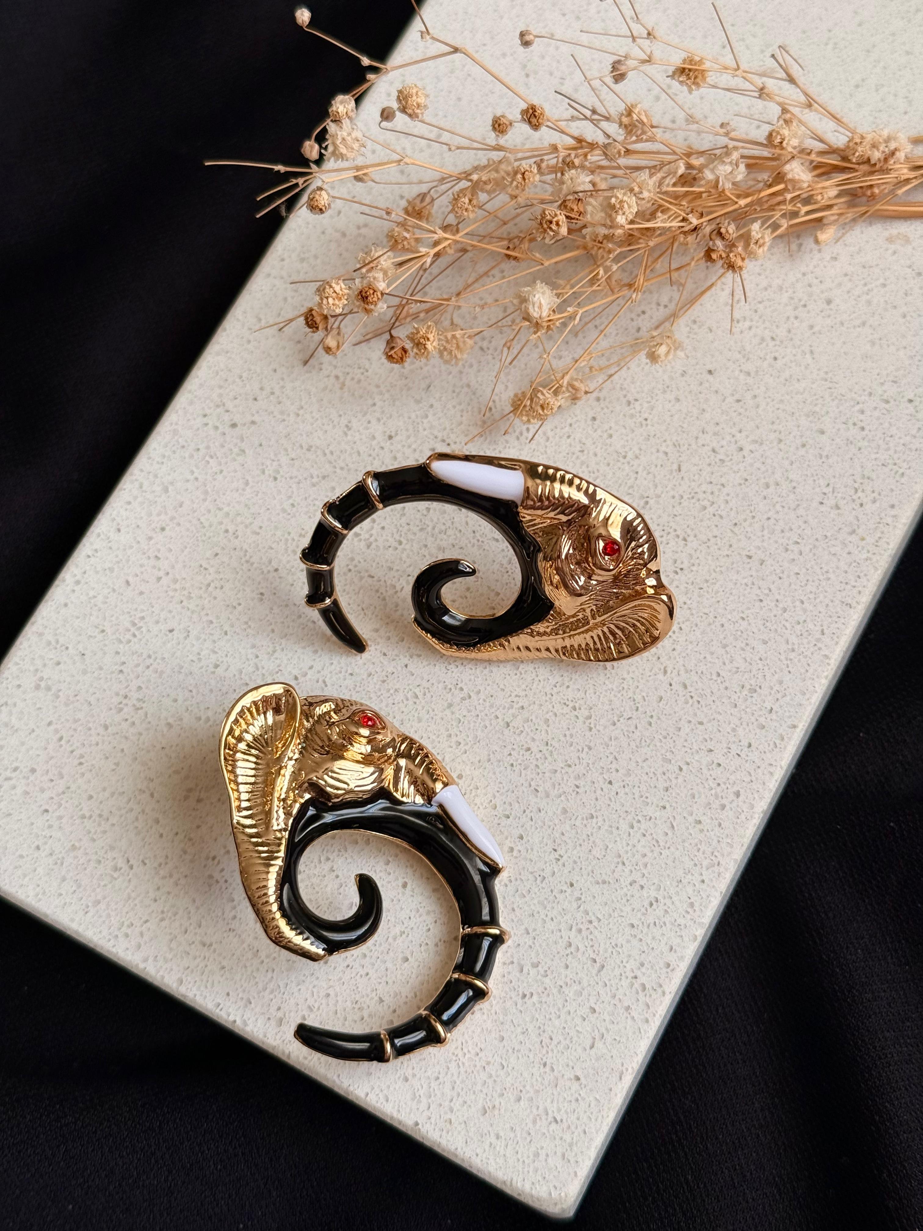 ZR Model Siyah  Gold Detaylı Fil Küpe 603