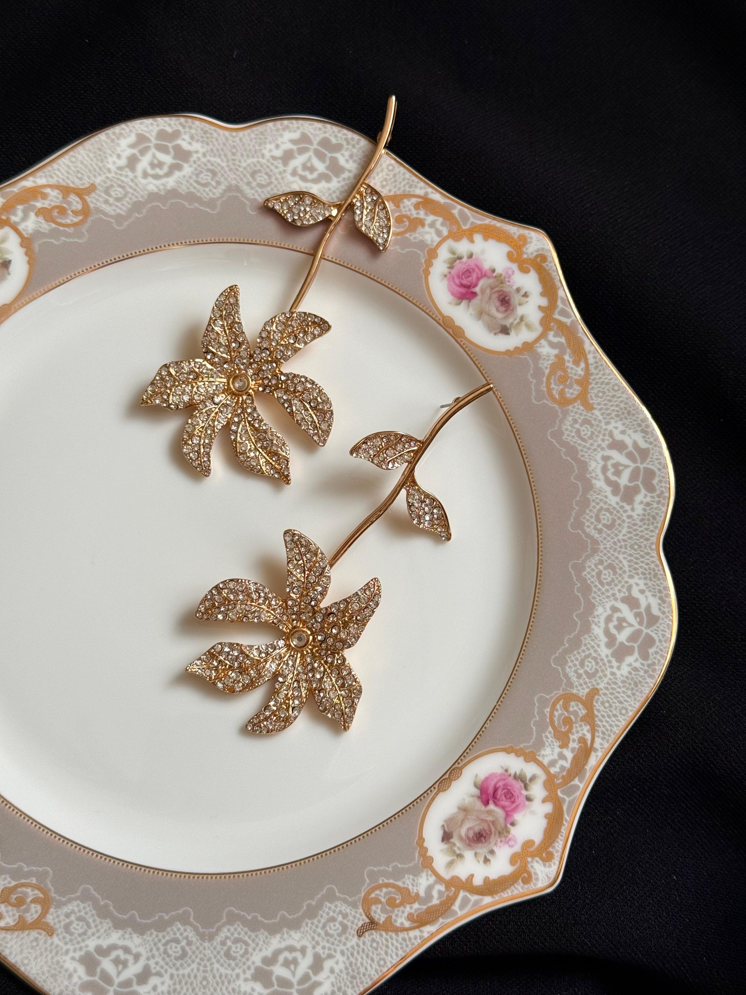 ZR Model Taşlı Sallantılı Gold Küpe 608