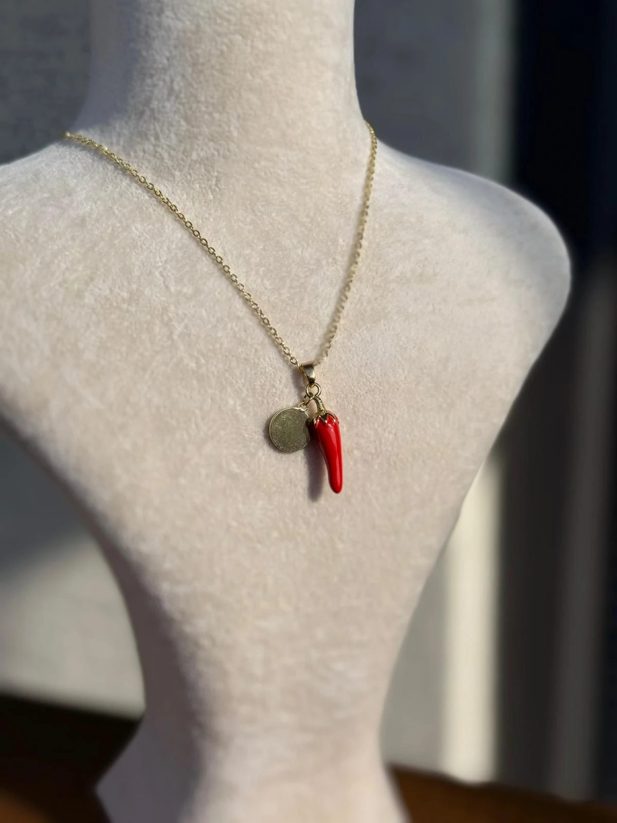 Mineli Kırmızı Biber Çelik  Şans Kolye 1327