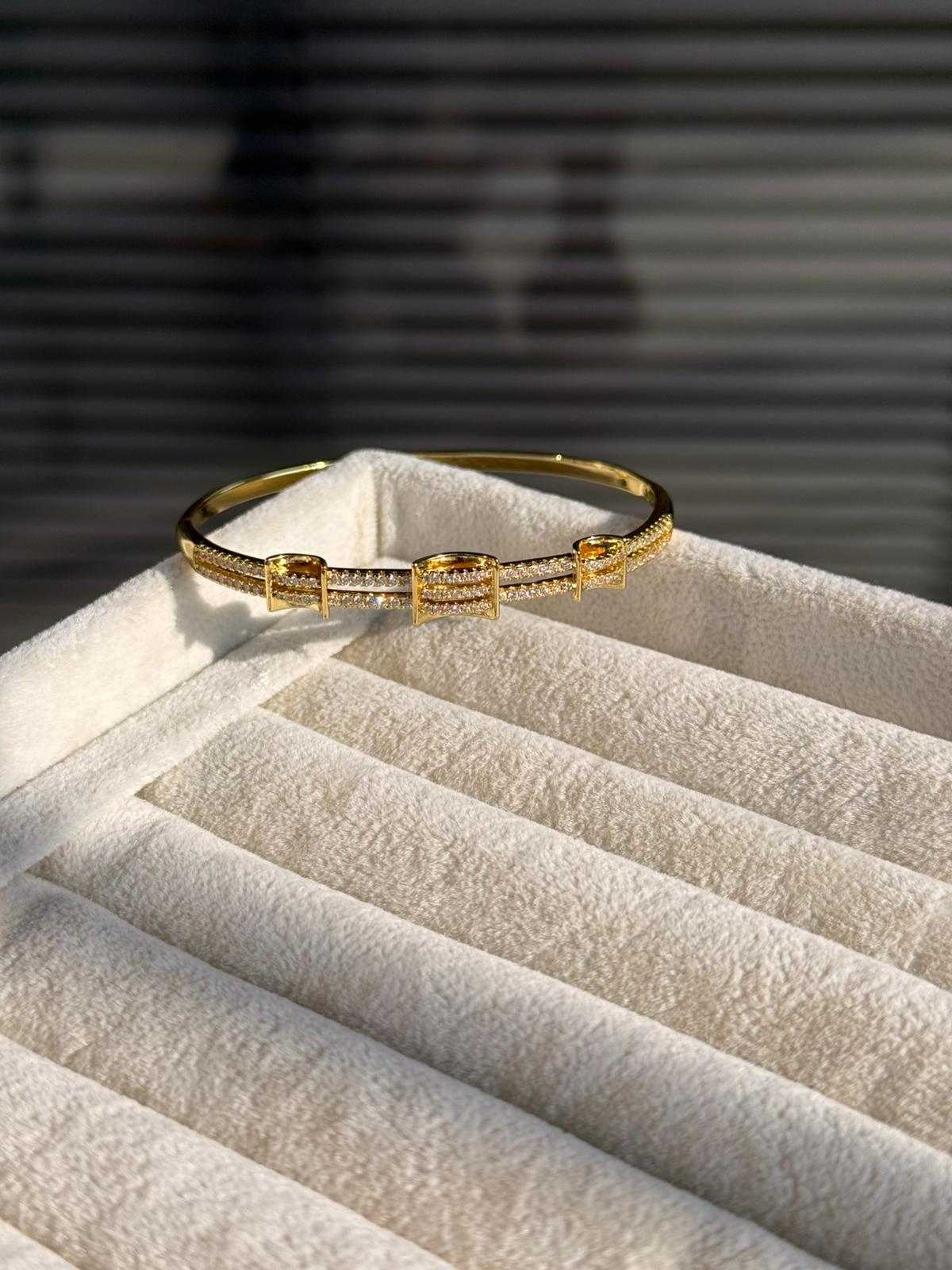 Xuping Kemer Model Zirkon Taşlı Kelepçe 1338