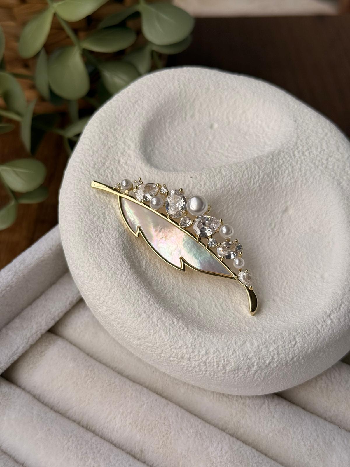 Zirkon Taşlı İncili  Gold Yaprak Broş 1274