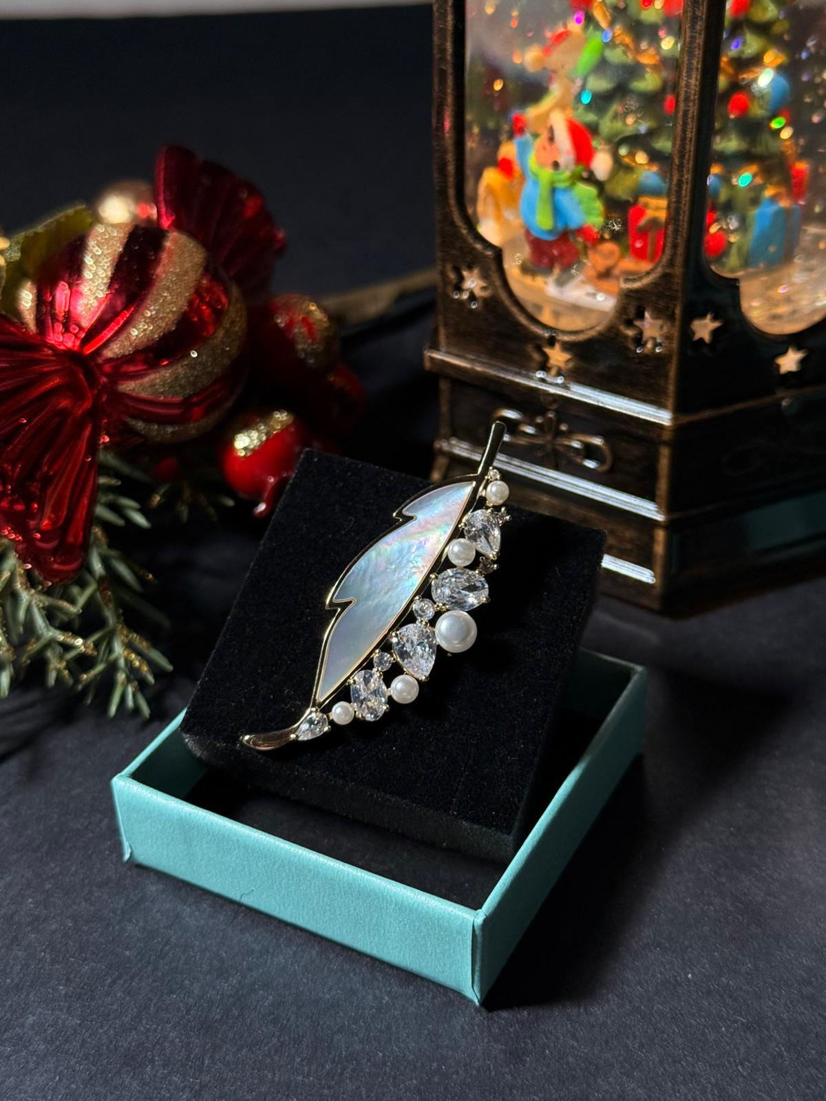 Zirkon Taşlı İncili  Gold Yaprak Broş 1274