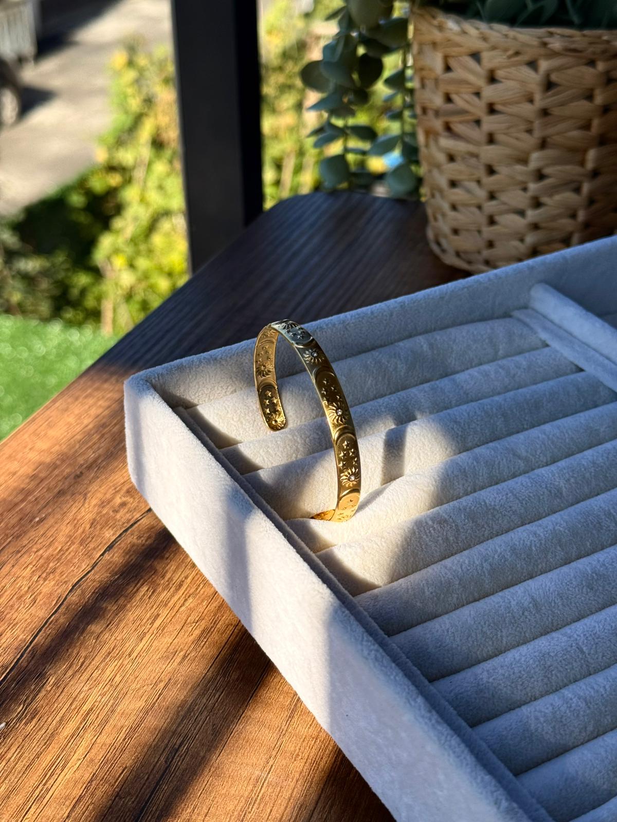 Güneş Yıldız ve Taş Detaylı Çelik Kelepçe 1210