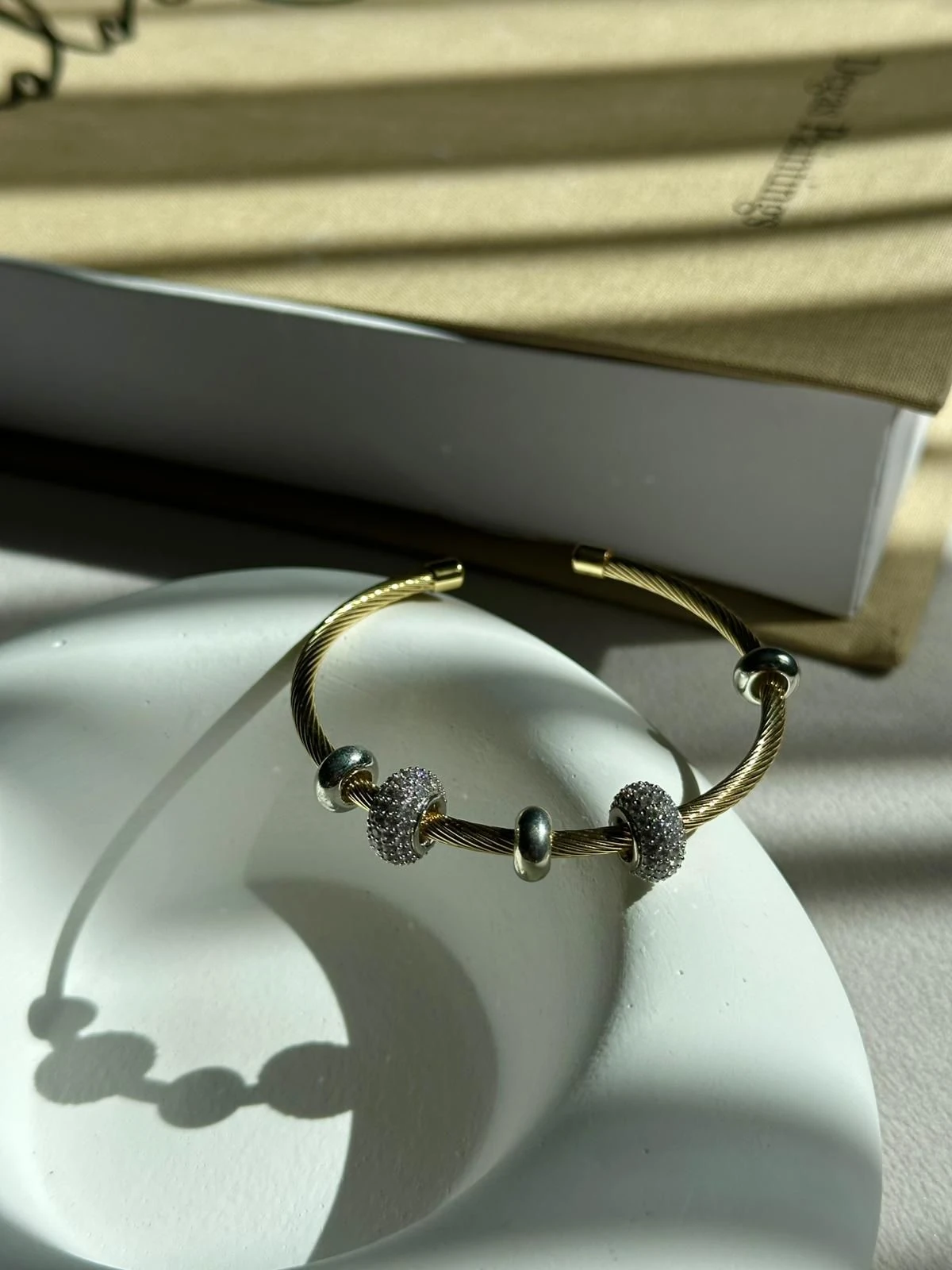 Özel Seri Gold Burgu Model Plaka Üzeri Zirkon Taşlı Kelepçe Bileklik 880