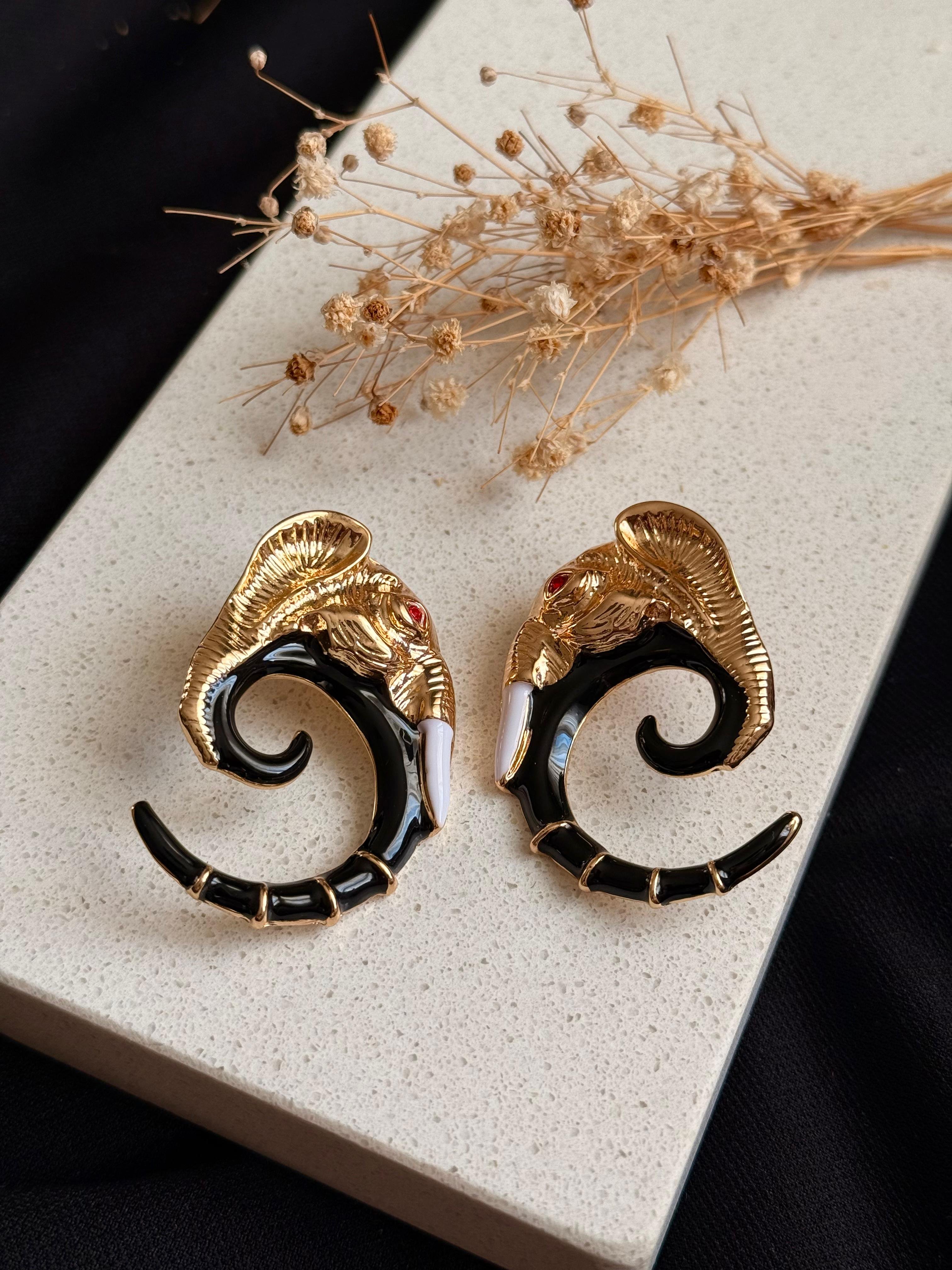 ZR Model Siyah  Gold Detaylı Fil Küpe 603