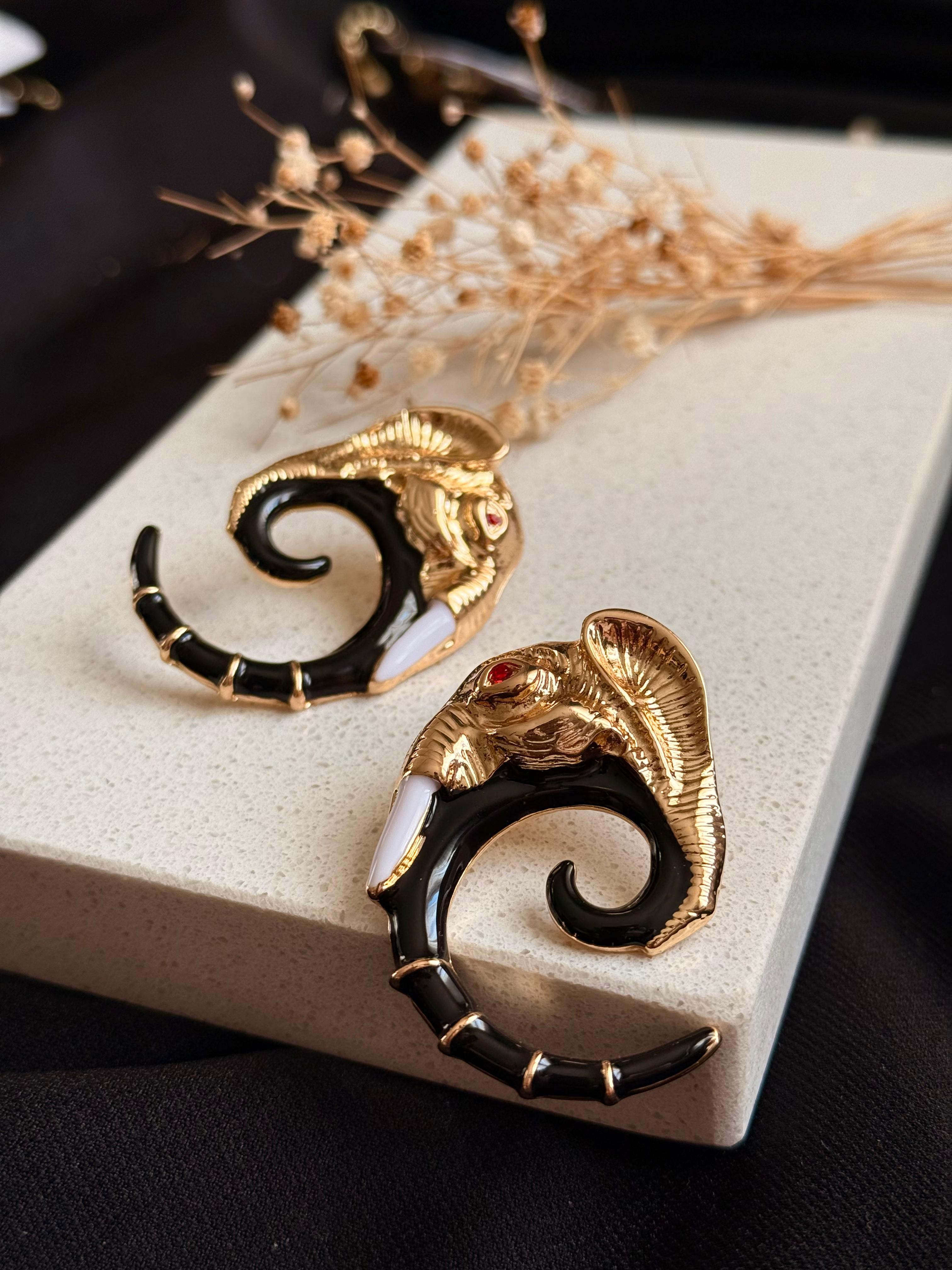 ZR Model Siyah  Gold Detaylı Fil Küpe 603