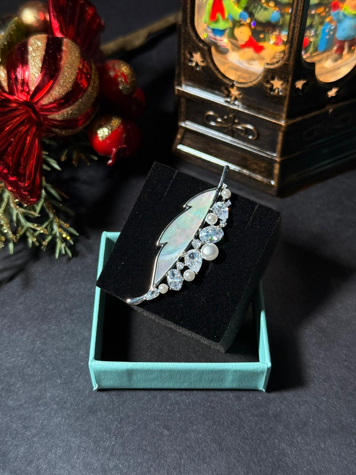 Zirkon Taşlı İncili Yaprak Broş 1275