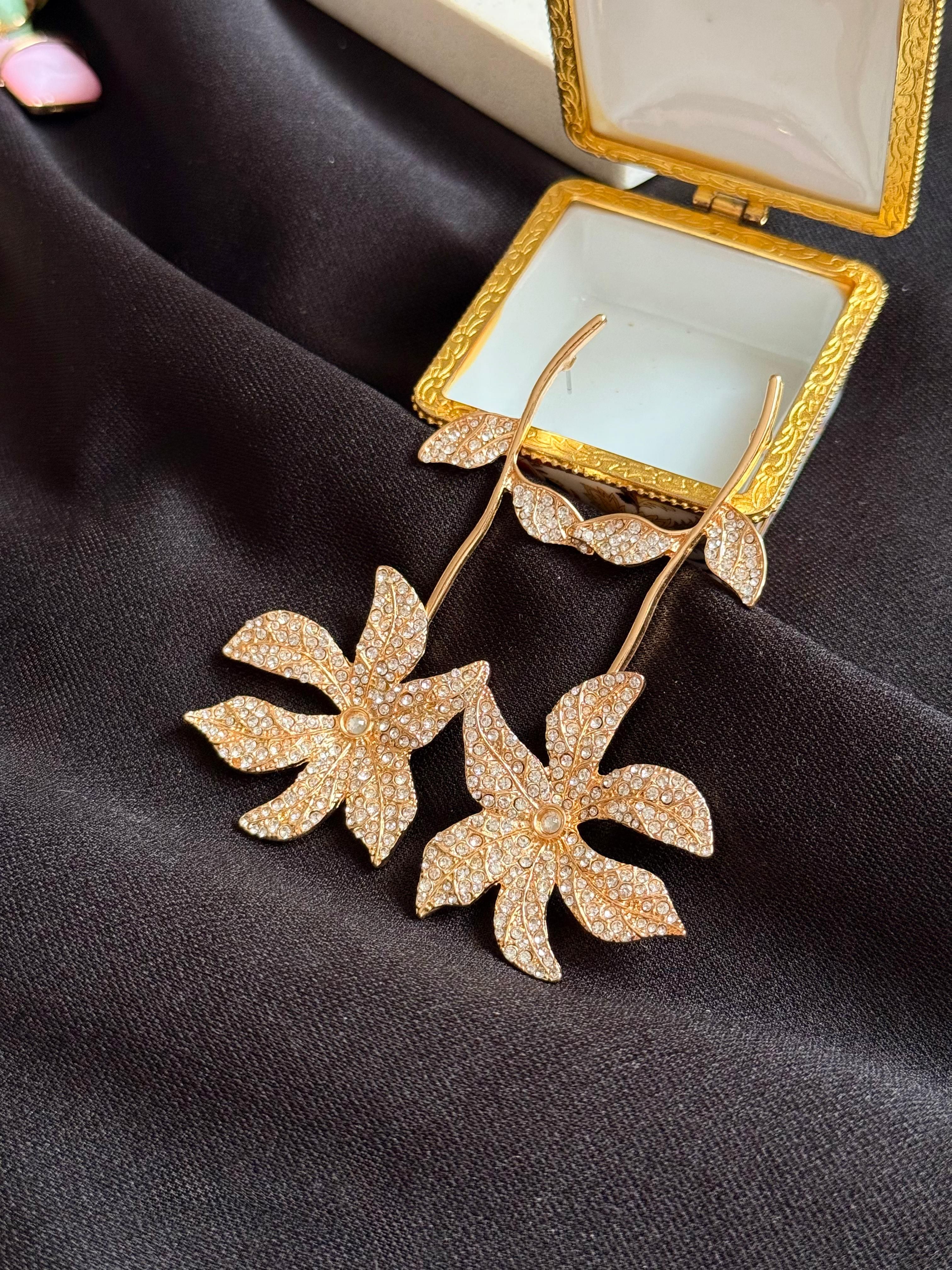ZR Model Taşlı Sallantılı Gold Küpe 608